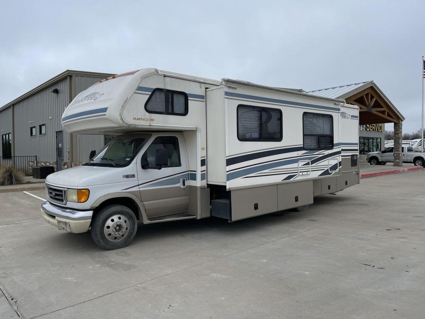 2003 WHITE FLEETWOOD JAMBOREE GT E450 (1FDXE45S93H) with an 6.8L V10 SOHC 20V engine, located at 4319 N Main St, Cleburne, TX, 76033, (817) 678-5133, 32.385960, -97.391212 - The 2003 Fleetwood Jamboree GT allows you to enjoy the beauty of nature. Experience the ultimate in RV luxury with rear roof access, providing unparalleled views from the comfort of your mobile abode. With a spacious awning and a slide-out feature, you'll have plenty of room to enjoy the outdoors an - Photo#22