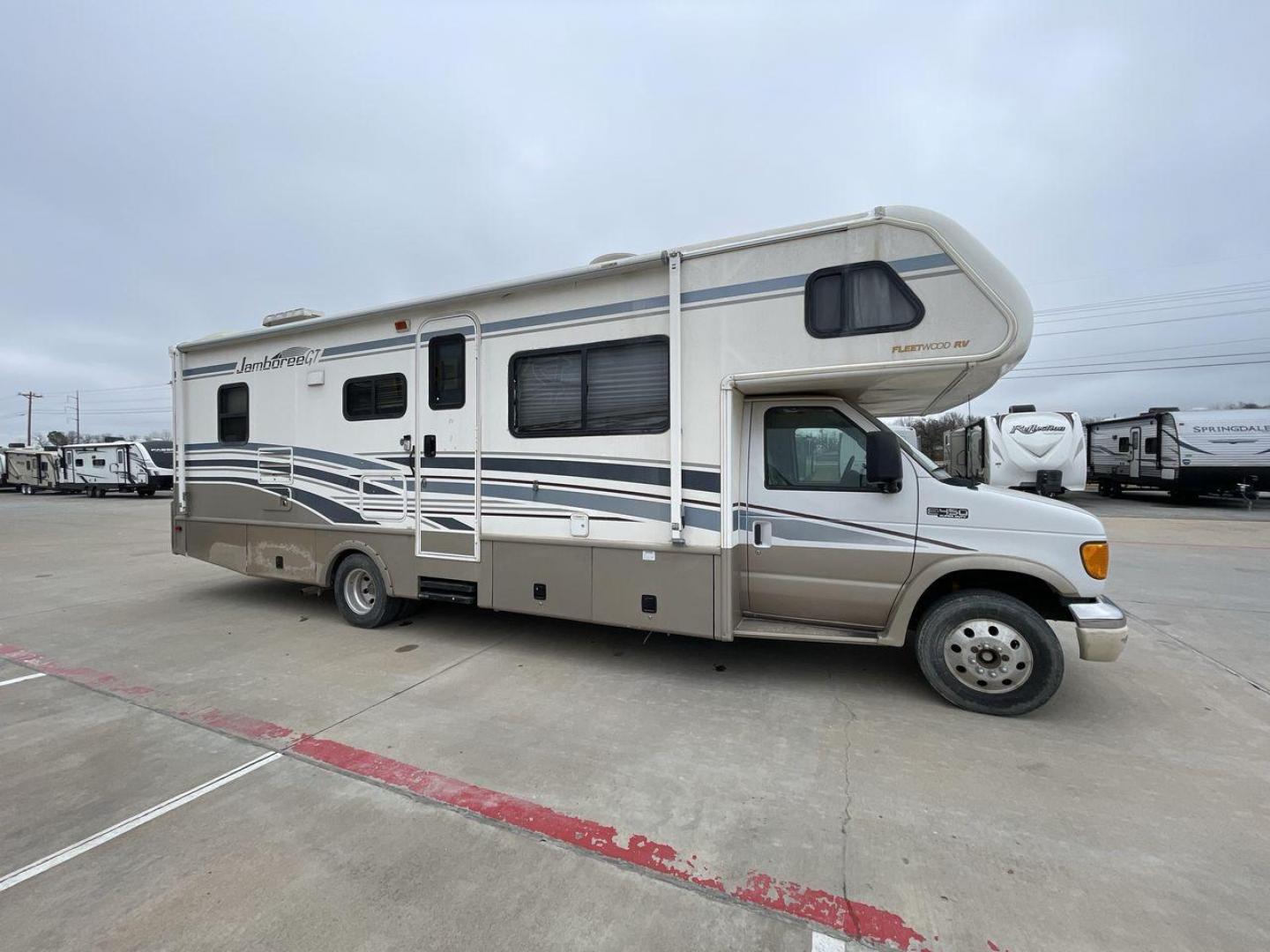 2003 WHITE FLEETWOOD JAMBOREE GT E450 (1FDXE45S93H) with an 6.8L V10 SOHC 20V engine, located at 4319 N Main St, Cleburne, TX, 76033, (817) 678-5133, 32.385960, -97.391212 - The 2003 Fleetwood Jamboree GT allows you to enjoy the beauty of nature. Experience the ultimate in RV luxury with rear roof access, providing unparalleled views from the comfort of your mobile abode. With a spacious awning and a slide-out feature, you'll have plenty of room to enjoy the outdoors an - Photo#23