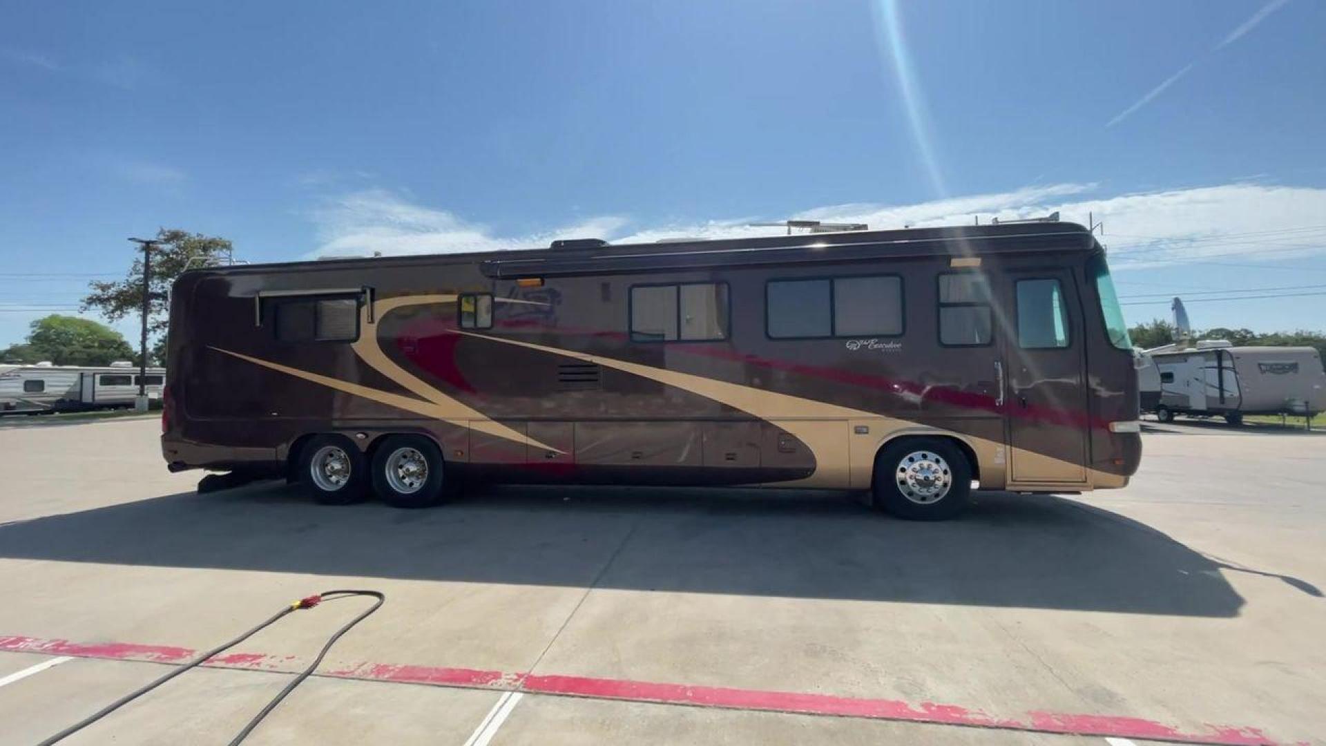 2003 MONACO EXECUTIVE 40DS (1RF14551X31) , Length: 41 ft | Slides: 2 transmission, located at 4319 N Main St, Cleburne, TX, 76033, (817) 678-5133, 32.385960, -97.391212 - Photo#2