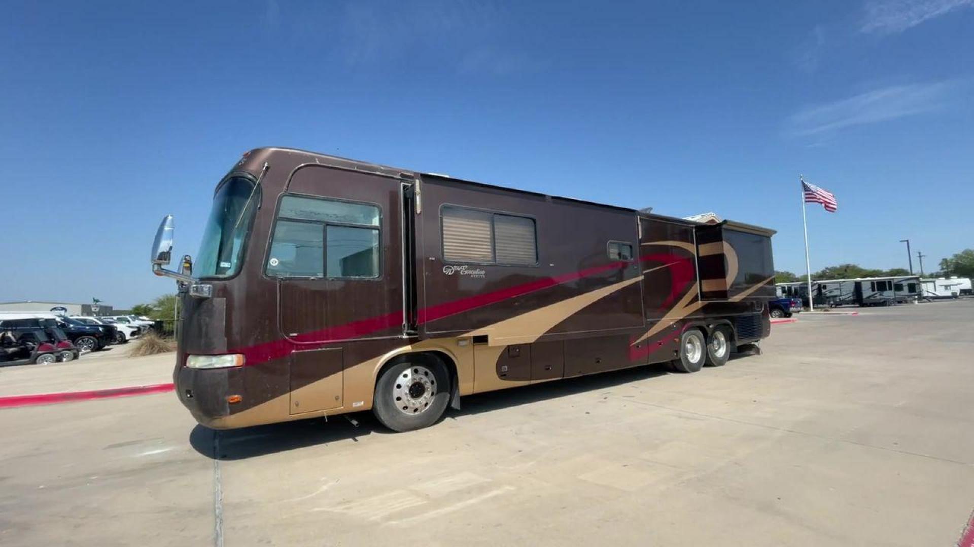 2003 MONACO EXECUTIVE 40DS (1RF14551X31) , Length: 41 ft | Slides: 2 transmission, located at 4319 N Main St, Cleburne, TX, 76033, (817) 678-5133, 32.385960, -97.391212 - Photo#5