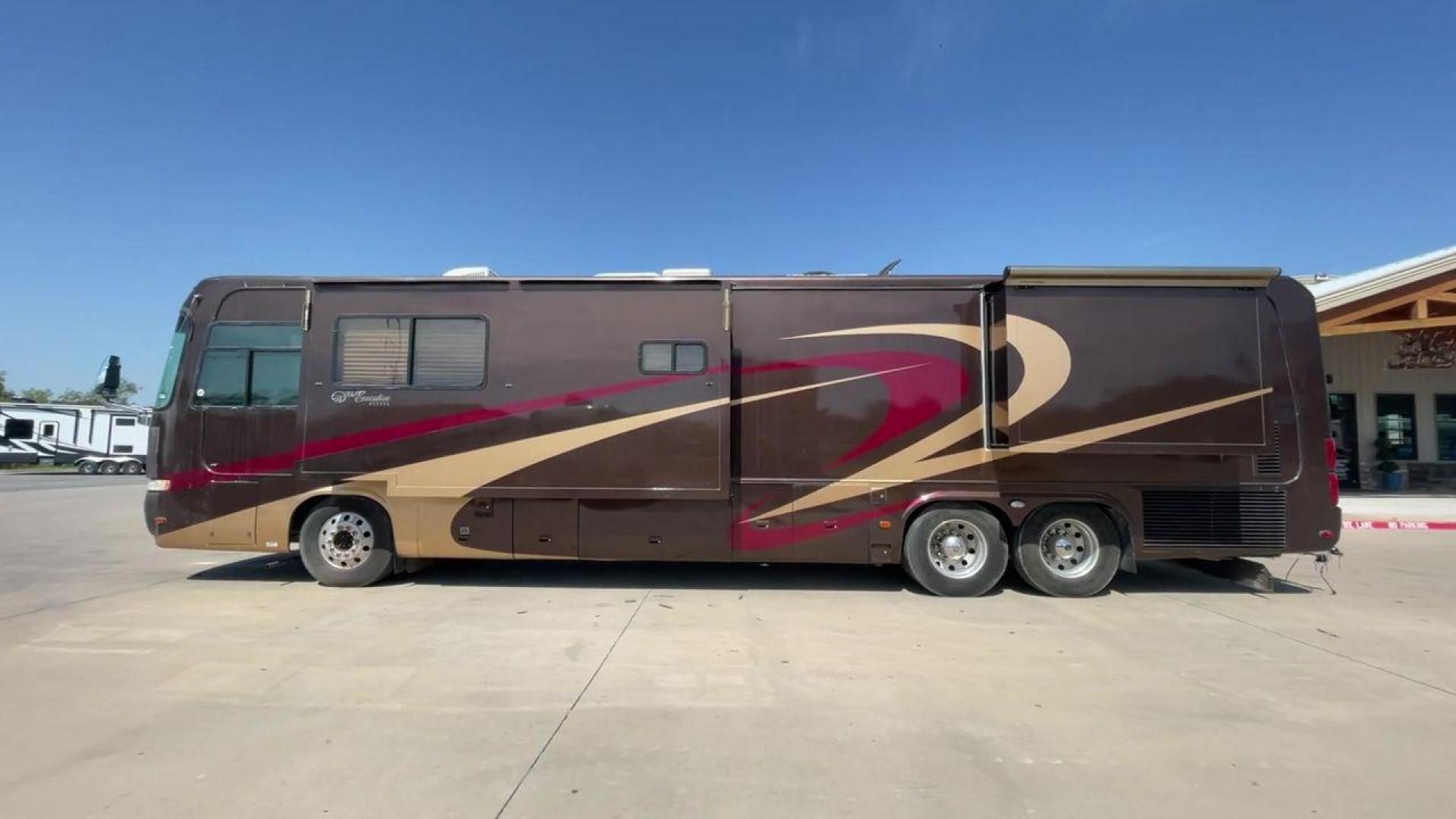 2003 MONACO EXECUTIVE 40DS (1RF14551X31) , Length: 41 ft | Slides: 2 transmission, located at 4319 N Main St, Cleburne, TX, 76033, (817) 678-5133, 32.385960, -97.391212 - Photo#6