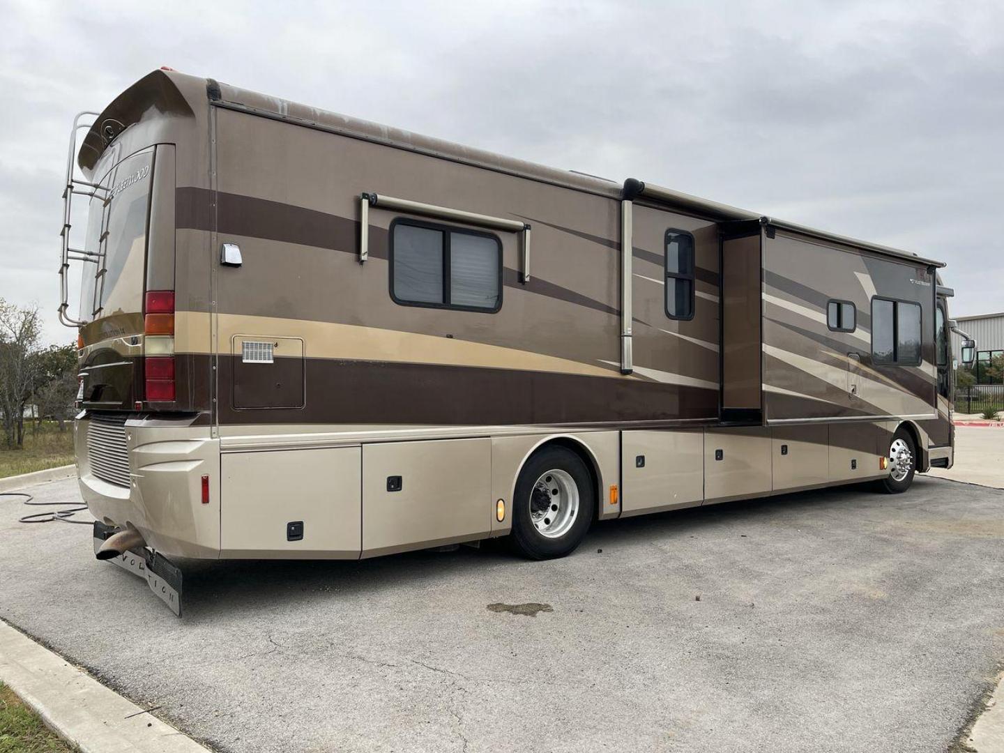 2006 FLEETWOOD REVOLUTION 40J (4VZBR1J9X6C) , located at 4319 N Main St, Cleburne, TX, 76033, (817) 678-5133, 32.385960, -97.391212 - Photo#13