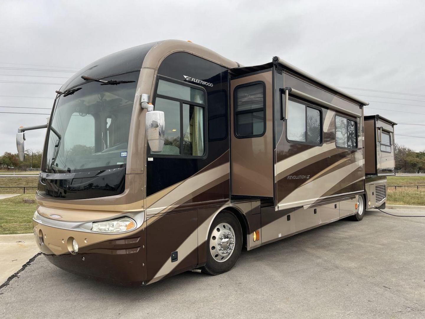 2006 FLEETWOOD REVOLUTION 40J (4VZBR1J9X6C) , located at 4319 N Main St, Cleburne, TX, 76033, (817) 678-5133, 32.385960, -97.391212 - Photo#14