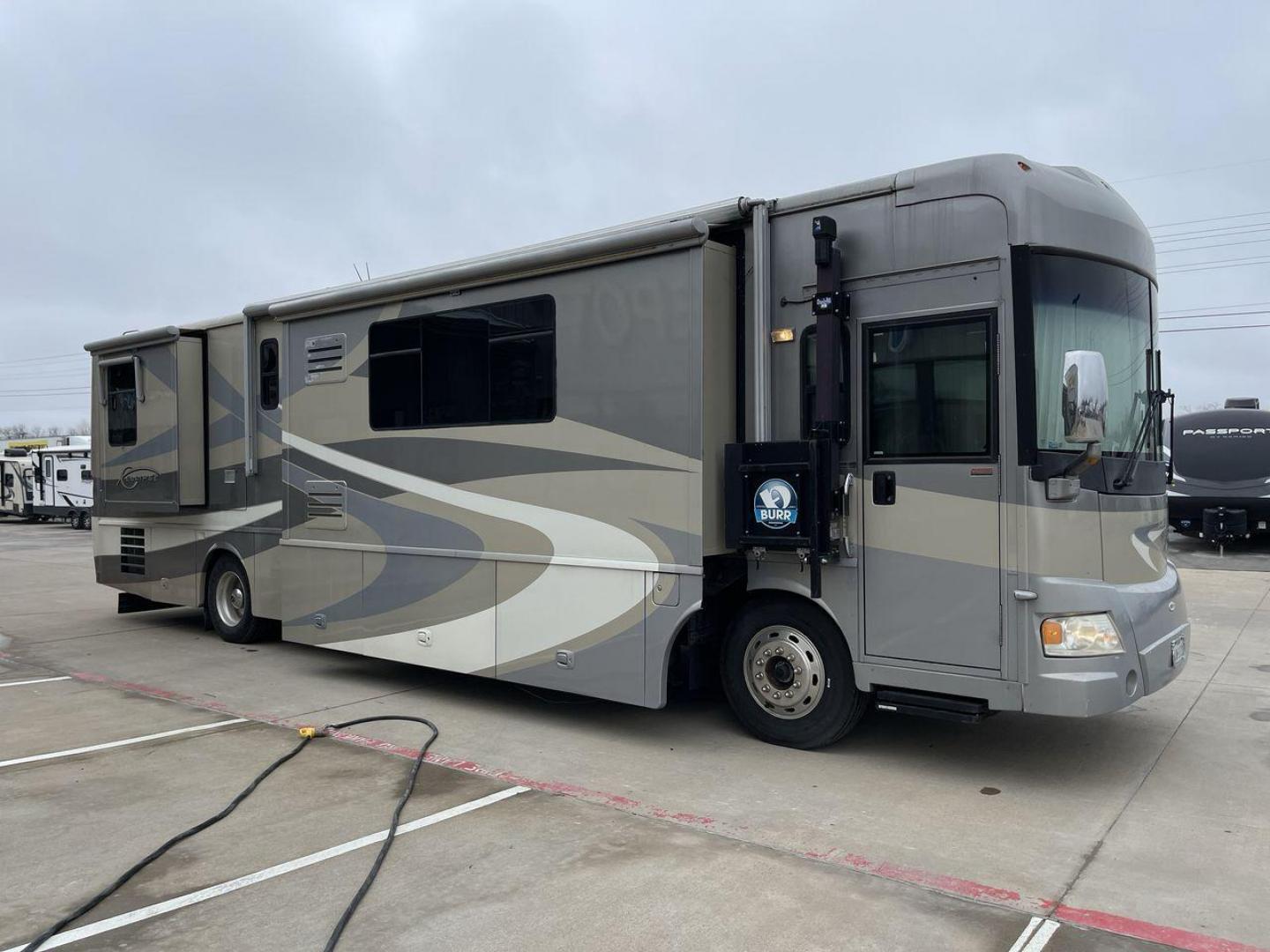 2006 BLUE ITASCA ELLIPSE 40FD - (4UZACKDC56C) , Length: 39 ft | Dry Weight: 32000 lbs | Gross Weight: 42000 lbs transmission, located at 4319 N Main St, Cleburne, TX, 76033, (817) 678-5133, 32.385960, -97.391212 - Here is the 2006 Itasca Ellipse 40FD, a top-of-the-line Class A motorhome designed for road trippers who want the ultimate in comfort and style. It is 39 feet long and weighs 32,000 pounds dry. The inside is very roomy and comfortable, making it perfect for long trips. The gross weight of this RV is - Photo#28