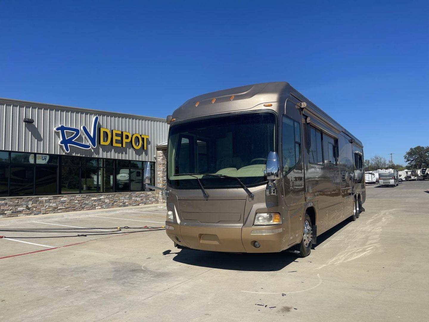 2006 TAN DES MONACO SIGNATURE COMMANDER (1RF17561561) , located at 4319 N Main St, Cleburne, TX, 76033, (817) 678-5133, 32.385960, -97.391212 - The 2006 Monaco Signature 45 is the ultimate in luxury and speed. It is a diesel pusher motorhome that oozes class and precision engineering. This 45-foot wonder shows how dedicated Monaco is to quality work and new ideas. The Signature 45 has a strong diesel engine and is well-built, so it has a sm - Photo#0