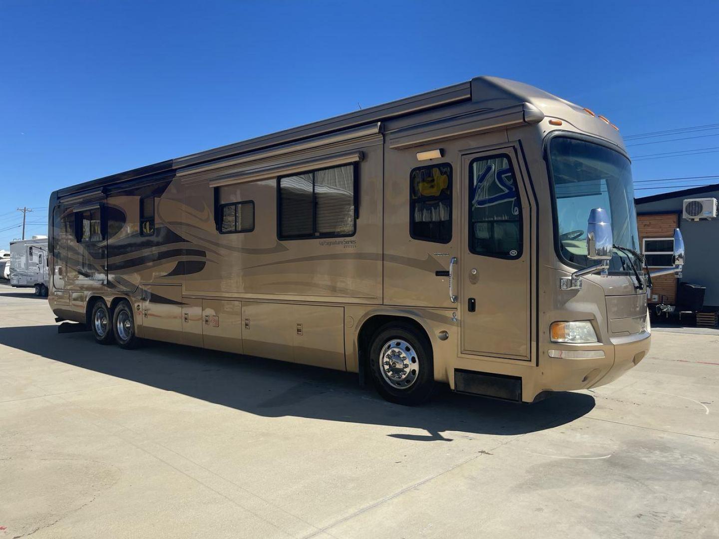 2006 TAN DES MONACO SIGNATURE COMMANDER (1RF17561561) , located at 4319 N Main St, Cleburne, TX, 76033, (817) 678-5133, 32.385960, -97.391212 - Photo#19