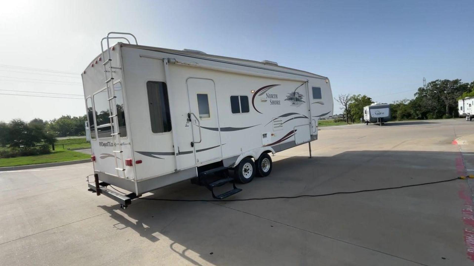 2006 WHITE THOR NORTH SHORE 29RL (47CFF2R296P) , Length: 33 ft. | Dry Weight: 8,994 lbs. | Gross Weight: 12,192 lbs. | Slides: 2 transmission, located at 4319 N Main St, Cleburne, TX, 76033, (817) 678-5133, 32.385960, -97.391212 - Take the whole family to the nearest campground in this 2006 Thor North Shore 29RL to enjoy the great outdoors while still having access to home comforts! This unit measures 33 feet and weighs 8,994 pounds unloaded. It has a cargo capacity of 3,198 pounds and a hitch weight of 1,952 pounds. With two - Photo#1