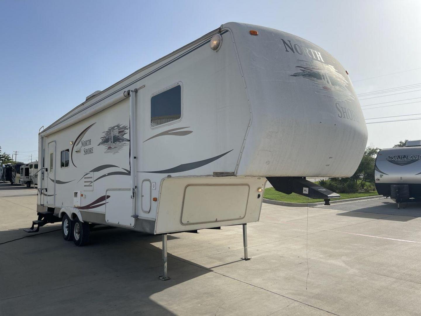 2006 WHITE THOR NORTH SHORE 29RL (47CFF2R296P) , Length: 33 ft. | Dry Weight: 8,994 lbs. | Gross Weight: 12,192 lbs. | Slides: 2 transmission, located at 4319 N Main St, Cleburne, TX, 76033, (817) 678-5133, 32.385960, -97.391212 - Take the whole family to the nearest campground in this 2006 Thor North Shore 29RL to enjoy the great outdoors while still having access to home comforts! This unit measures 33 feet and weighs 8,994 pounds unloaded. It has a cargo capacity of 3,198 pounds and a hitch weight of 1,952 pounds. With two - Photo#21