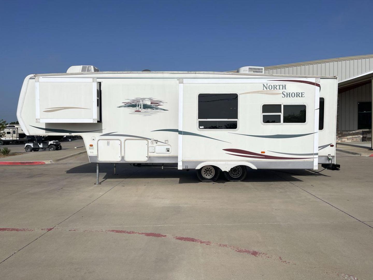 2006 WHITE THOR NORTH SHORE 29RL (47CFF2R296P) , Length: 33 ft. | Dry Weight: 8,994 lbs. | Gross Weight: 12,192 lbs. | Slides: 2 transmission, located at 4319 N Main St, Cleburne, TX, 76033, (817) 678-5133, 32.385960, -97.391212 - Take the whole family to the nearest campground in this 2006 Thor North Shore 29RL to enjoy the great outdoors while still having access to home comforts! This unit measures 33 feet and weighs 8,994 pounds unloaded. It has a cargo capacity of 3,198 pounds and a hitch weight of 1,952 pounds. With two - Photo#22