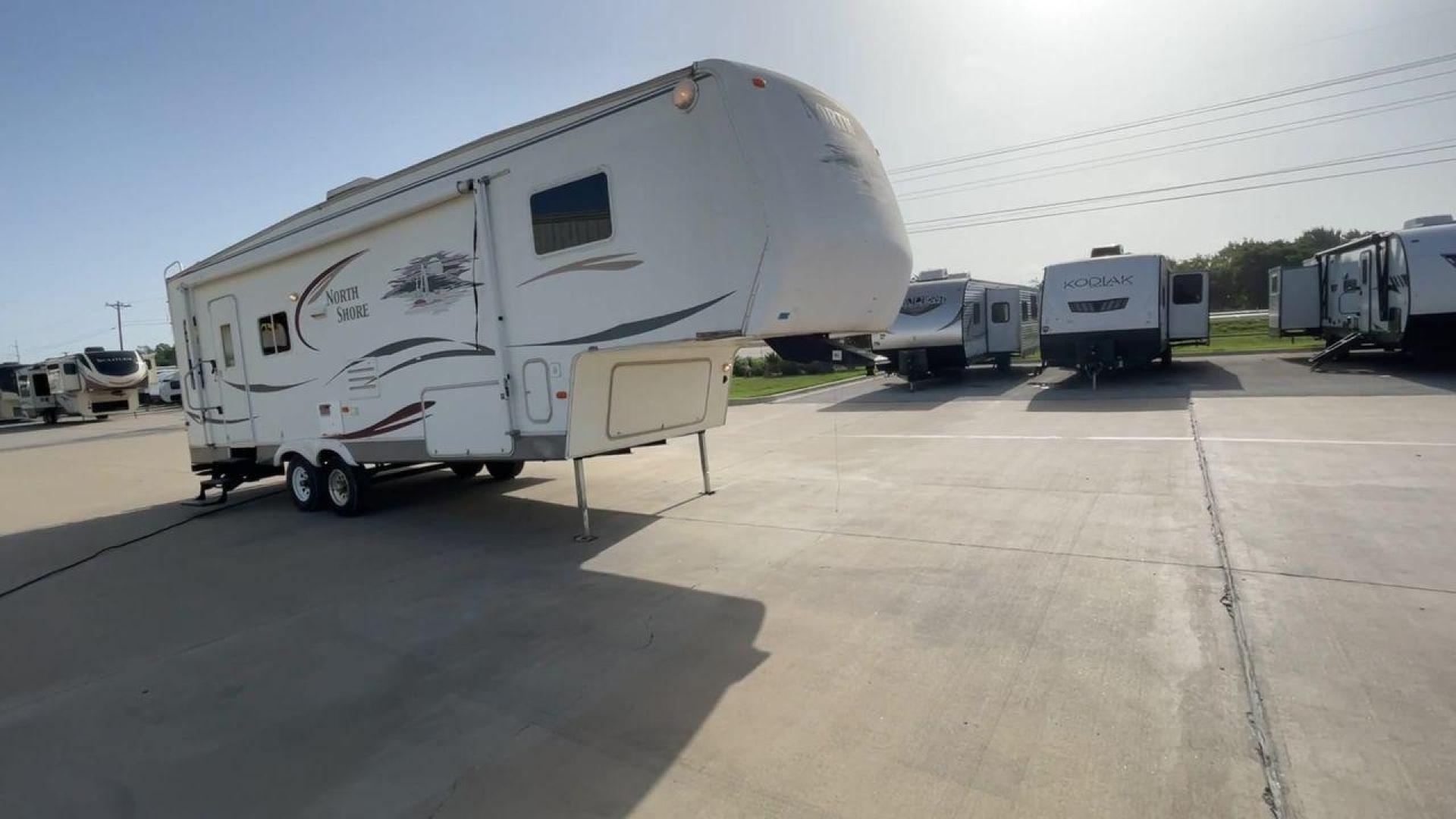 2006 WHITE THOR NORTH SHORE 29RL (47CFF2R296P) , Length: 33 ft. | Dry Weight: 8,994 lbs. | Gross Weight: 12,192 lbs. | Slides: 2 transmission, located at 4319 N Main St, Cleburne, TX, 76033, (817) 678-5133, 32.385960, -97.391212 - Take the whole family to the nearest campground in this 2006 Thor North Shore 29RL to enjoy the great outdoors while still having access to home comforts! This unit measures 33 feet and weighs 8,994 pounds unloaded. It has a cargo capacity of 3,198 pounds and a hitch weight of 1,952 pounds. With two - Photo#3