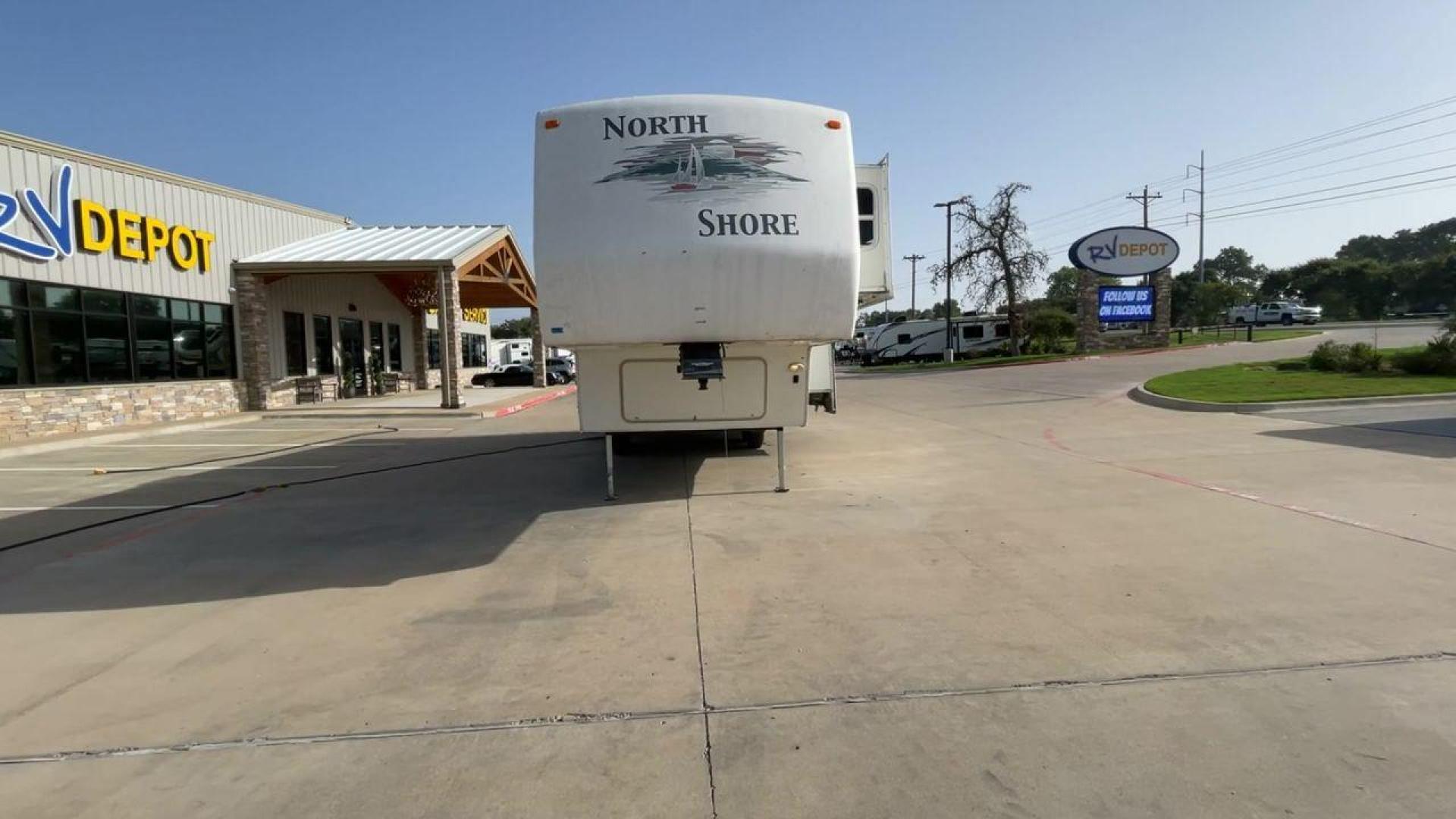 2006 WHITE THOR NORTH SHORE 29RL (47CFF2R296P) , Length: 33 ft. | Dry Weight: 8,994 lbs. | Gross Weight: 12,192 lbs. | Slides: 2 transmission, located at 4319 N Main St, Cleburne, TX, 76033, (817) 678-5133, 32.385960, -97.391212 - Take the whole family to the nearest campground in this 2006 Thor North Shore 29RL to enjoy the great outdoors while still having access to home comforts! This unit measures 33 feet and weighs 8,994 pounds unloaded. It has a cargo capacity of 3,198 pounds and a hitch weight of 1,952 pounds. With two - Photo#4