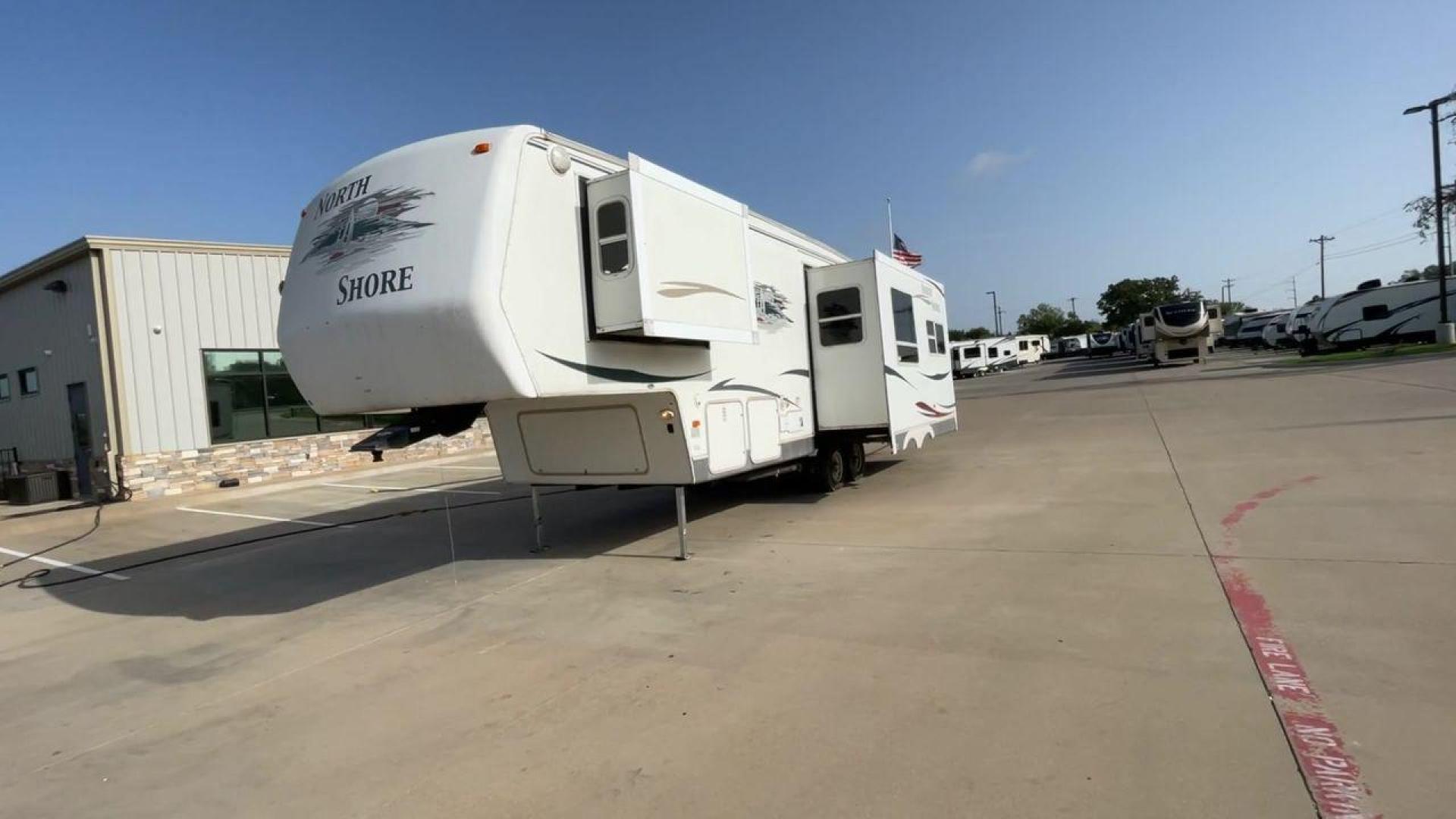 2006 WHITE THOR NORTH SHORE 29RL (47CFF2R296P) , Length: 33 ft. | Dry Weight: 8,994 lbs. | Gross Weight: 12,192 lbs. | Slides: 2 transmission, located at 4319 N Main St, Cleburne, TX, 76033, (817) 678-5133, 32.385960, -97.391212 - Take the whole family to the nearest campground in this 2006 Thor North Shore 29RL to enjoy the great outdoors while still having access to home comforts! This unit measures 33 feet and weighs 8,994 pounds unloaded. It has a cargo capacity of 3,198 pounds and a hitch weight of 1,952 pounds. With two - Photo#5