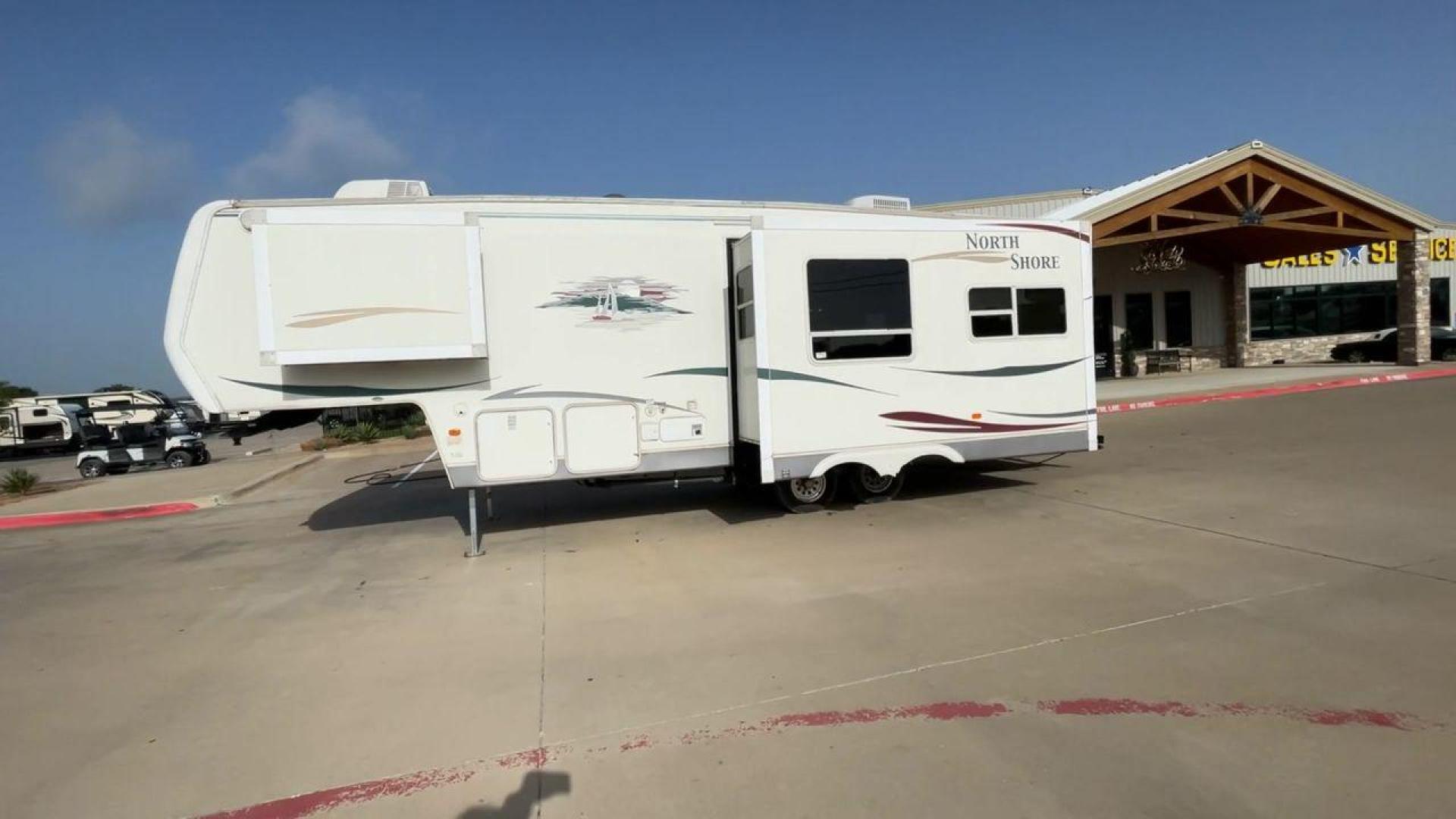 2006 WHITE THOR NORTH SHORE 29RL (47CFF2R296P) , Length: 33 ft. | Dry Weight: 8,994 lbs. | Gross Weight: 12,192 lbs. | Slides: 2 transmission, located at 4319 N Main St, Cleburne, TX, 76033, (817) 678-5133, 32.385960, -97.391212 - Take the whole family to the nearest campground in this 2006 Thor North Shore 29RL to enjoy the great outdoors while still having access to home comforts! This unit measures 33 feet and weighs 8,994 pounds unloaded. It has a cargo capacity of 3,198 pounds and a hitch weight of 1,952 pounds. With two - Photo#6