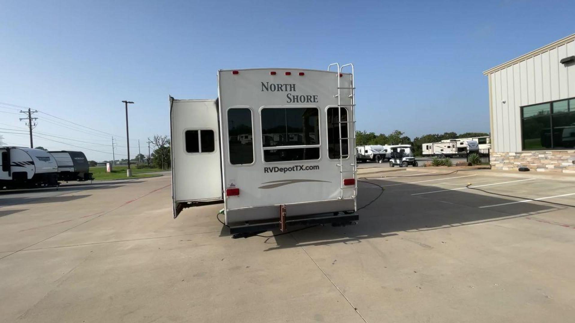 2006 WHITE THOR NORTH SHORE 29RL (47CFF2R296P) , Length: 33 ft. | Dry Weight: 8,994 lbs. | Gross Weight: 12,192 lbs. | Slides: 2 transmission, located at 4319 N Main St, Cleburne, TX, 76033, (817) 678-5133, 32.385960, -97.391212 - Take the whole family to the nearest campground in this 2006 Thor North Shore 29RL to enjoy the great outdoors while still having access to home comforts! This unit measures 33 feet and weighs 8,994 pounds unloaded. It has a cargo capacity of 3,198 pounds and a hitch weight of 1,952 pounds. With two - Photo#8