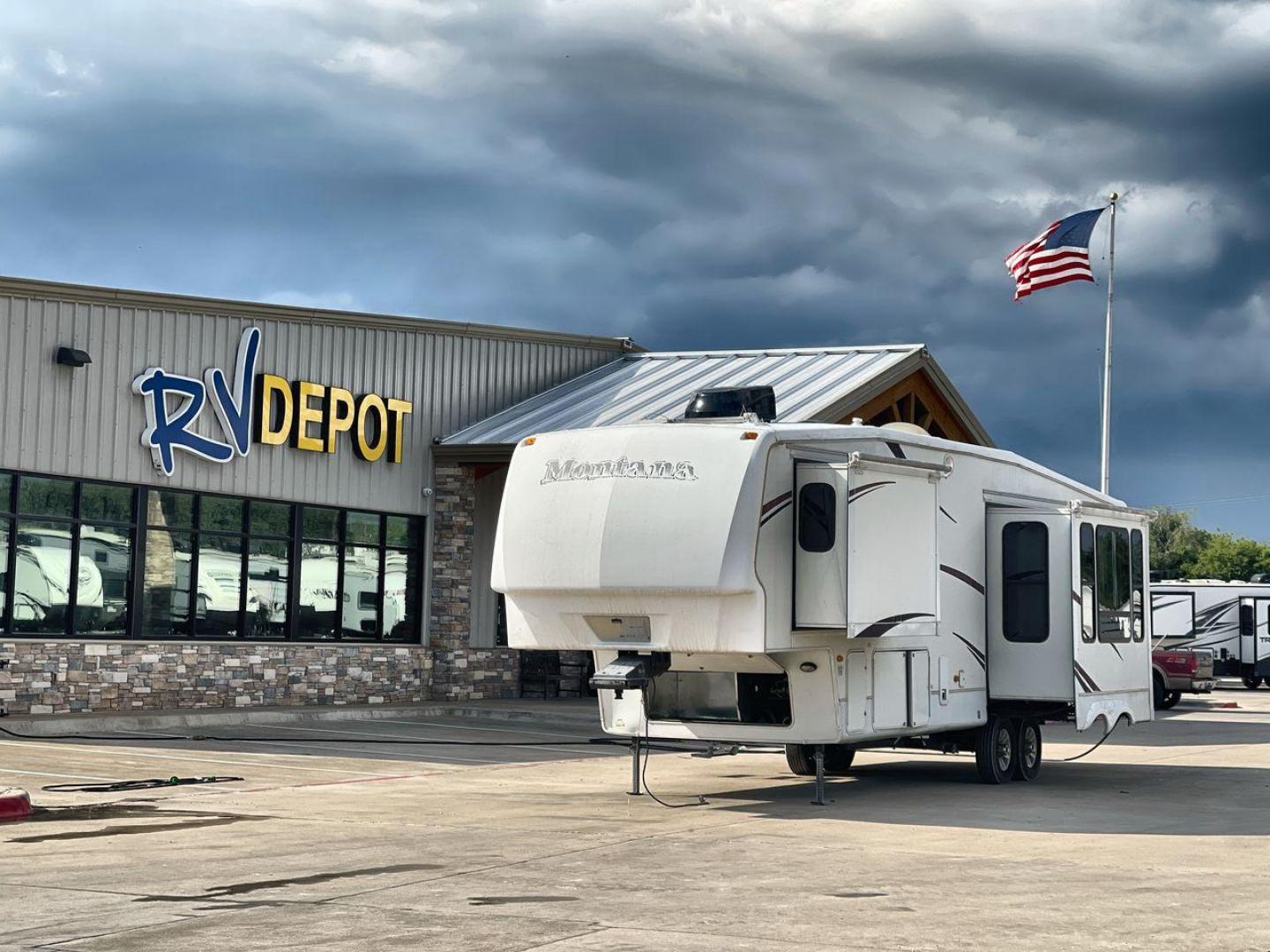 2007 WHITE MONTANA 3585SA (4YDF3582274) , Length: 38.33 ft. | Dry Weight: 11,555 lbs. | Slides: 3 transmission, located at 4319 N Main St, Cleburne, TX, 76033, (817) 678-5133, 32.385960, -97.391212 - The 2007 Montana 3585SA fifth wheel provides every family with the best overall features so that you can rest and enjoy an excellent camping experience. This fifth wheel measures 38.33 ft in length, 8 ft in width, and 12.75 ft in height. It has a dry weight of 11,555 lbs., a payload capacity of 4,02 - Photo#0