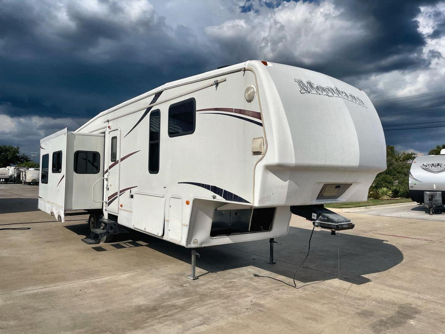 2007 WHITE MONTANA 3585SA (4YDF3582274) , Length: 38.33 ft. | Dry Weight: 11,555 lbs. | Slides: 3 transmission, located at 4319 N Main St, Cleburne, TX, 76033, (817) 678-5133, 32.385960, -97.391212 - The 2007 Montana 3585SA fifth wheel provides every family with the best overall features so that you can rest and enjoy an excellent camping experience. This fifth wheel measures 38.33 ft in length, 8 ft in width, and 12.75 ft in height. It has a dry weight of 11,555 lbs., a payload capacity of 4,02 - Photo#22