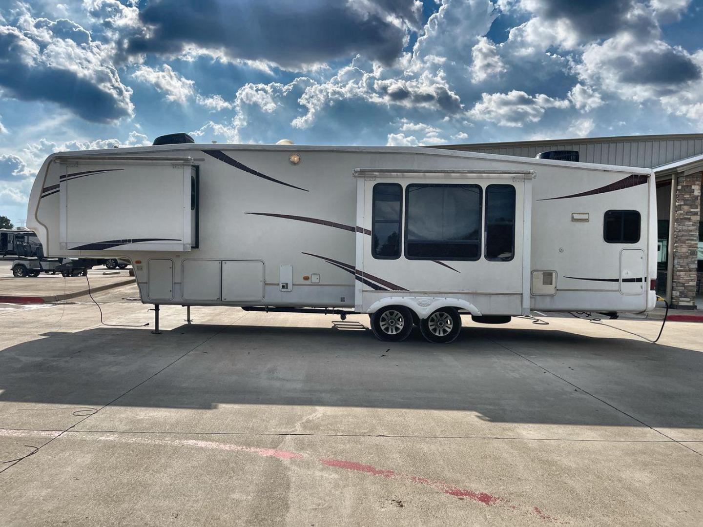 2007 WHITE MONTANA 3585SA (4YDF3582274) , Length: 38.33 ft. | Dry Weight: 11,555 lbs. | Slides: 3 transmission, located at 4319 N Main St, Cleburne, TX, 76033, (817) 678-5133, 32.385960, -97.391212 - The 2007 Montana 3585SA fifth wheel provides every family with the best overall features so that you can rest and enjoy an excellent camping experience. This fifth wheel measures 38.33 ft in length, 8 ft in width, and 12.75 ft in height. It has a dry weight of 11,555 lbs., a payload capacity of 4,02 - Photo#23