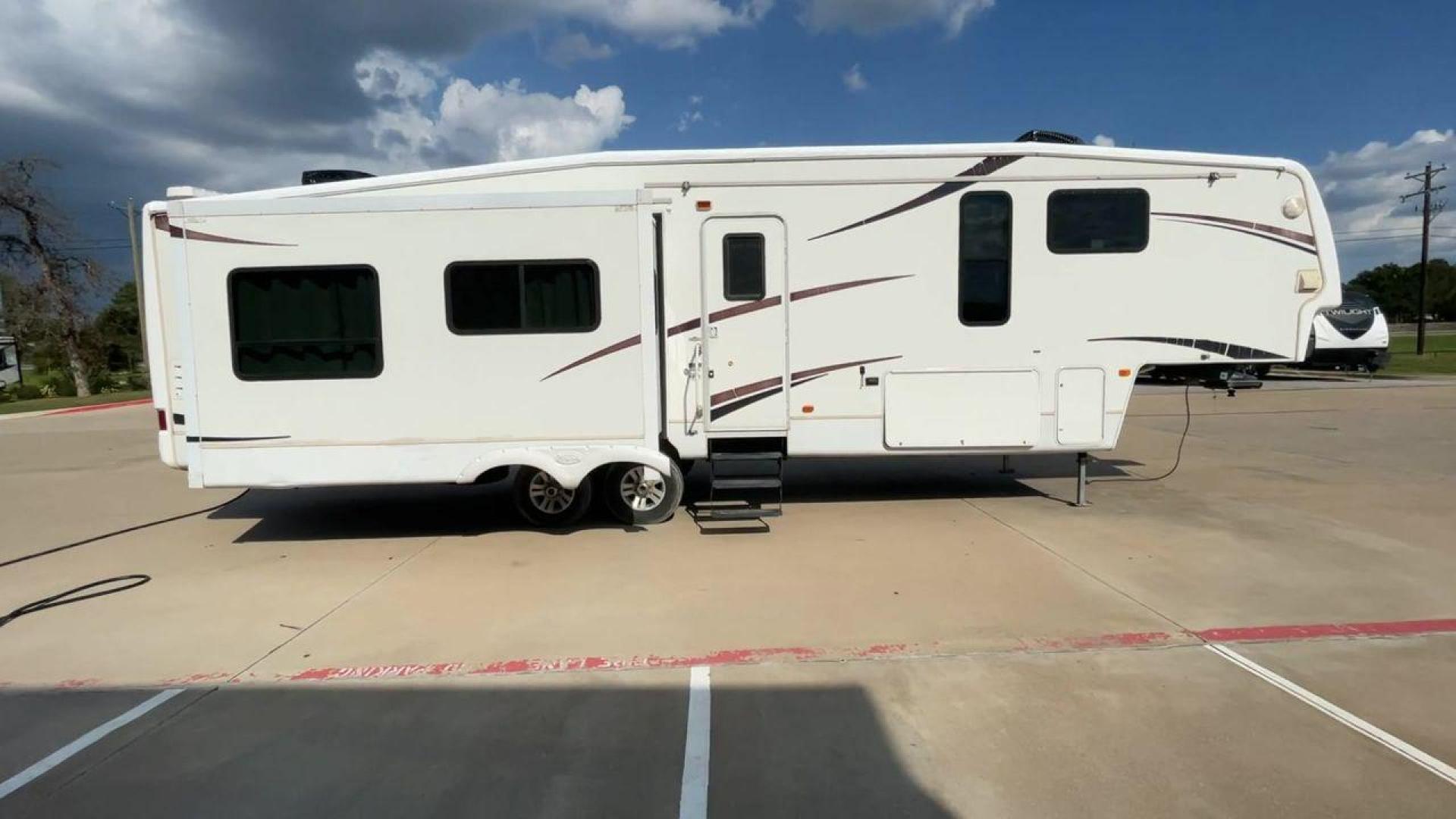 2007 WHITE MONTANA 3585SA (4YDF3582274) , Length: 38.33 ft. | Dry Weight: 11,555 lbs. | Slides: 3 transmission, located at 4319 N Main St, Cleburne, TX, 76033, (817) 678-5133, 32.385960, -97.391212 - The 2007 Montana 3585SA fifth wheel provides every family with the best overall features so that you can rest and enjoy an excellent camping experience. This fifth wheel measures 38.33 ft in length, 8 ft in width, and 12.75 ft in height. It has a dry weight of 11,555 lbs., a payload capacity of 4,02 - Photo#2