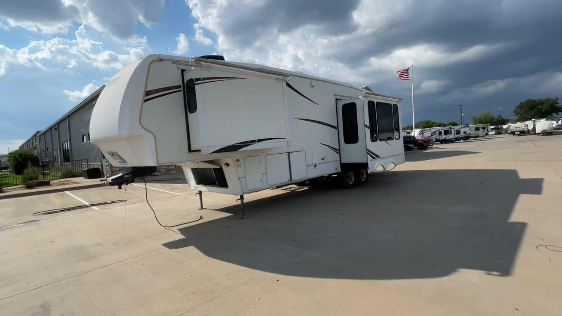 2007 WHITE MONTANA 3585SA (4YDF3582274) , Length: 38.33 ft. | Dry Weight: 11,555 lbs. | Slides: 3 transmission, located at 4319 N Main St, Cleburne, TX, 76033, (817) 678-5133, 32.385960, -97.391212 - The 2007 Montana 3585SA fifth wheel provides every family with the best overall features so that you can rest and enjoy an excellent camping experience. This fifth wheel measures 38.33 ft in length, 8 ft in width, and 12.75 ft in height. It has a dry weight of 11,555 lbs., a payload capacity of 4,02 - Photo#5