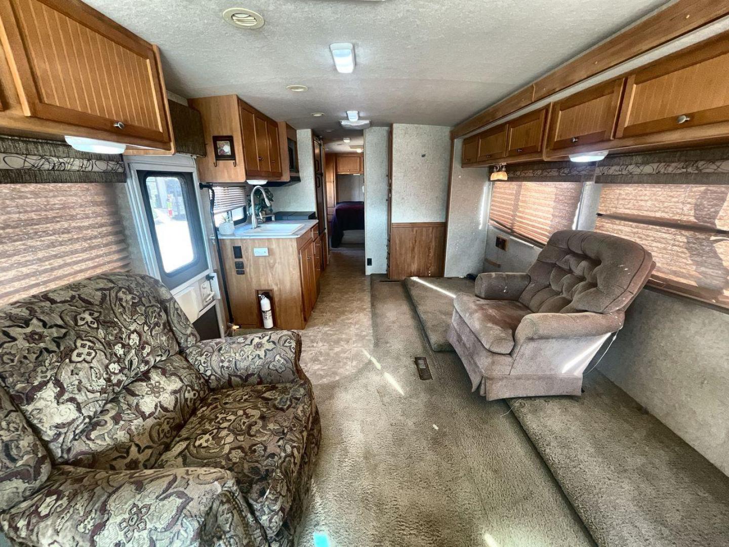 2007 WINNEBAGO VISTA 33T (1F6NF53Y670) , Length: 33.67 ft. | Gross Weight: 20,500 lbs, | Slides: 1 transmission, located at 4319 N Main St, Cleburne, TX, 76033, (817) 678-5133, 32.385960, -97.391212 - The 2007 Winnebago Vista 33T is a well-designed Class A motorhome offering a perfect combination of comfort, functionality, and style for your travels. With a length of 33 ft., it provides ample living space while remaining easy to maneuver on the road. The exterior of this 2007 Winnebago Vista 33T - Photo#11