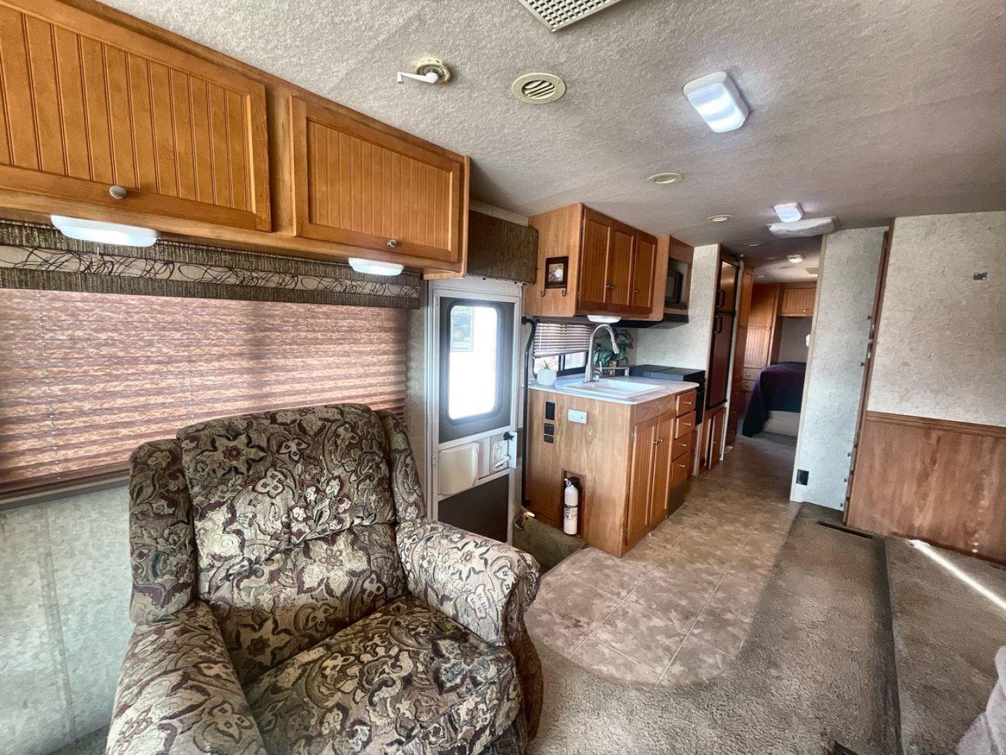 2007 WINNEBAGO VISTA 33T (1F6NF53Y670) , Length: 33.67 ft. | Gross Weight: 20,500 lbs, | Slides: 1 transmission, located at 4319 N Main St, Cleburne, TX, 76033, (817) 678-5133, 32.385960, -97.391212 - The 2007 Winnebago Vista 33T is a well-designed Class A motorhome offering a perfect combination of comfort, functionality, and style for your travels. With a length of 33 ft., it provides ample living space while remaining easy to maneuver on the road. The exterior of this 2007 Winnebago Vista 33T - Photo#15