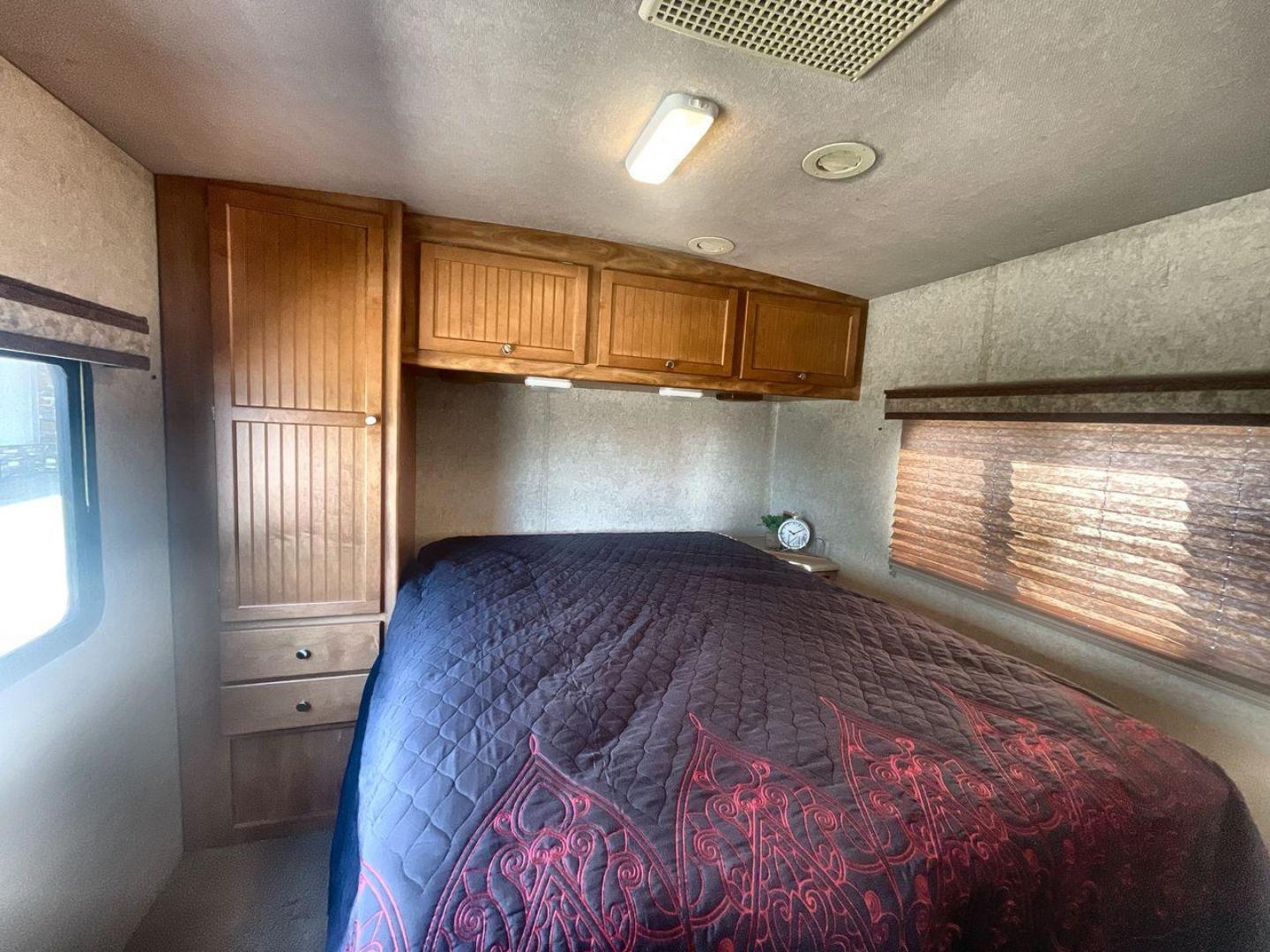 2007 WINNEBAGO VISTA 33T (1F6NF53Y670) , Length: 33.67 ft. | Gross Weight: 20,500 lbs, | Slides: 1 transmission, located at 4319 N Main St, Cleburne, TX, 76033, (817) 678-5133, 32.385960, -97.391212 - The 2007 Winnebago Vista 33T is a well-designed Class A motorhome offering a perfect combination of comfort, functionality, and style for your travels. With a length of 33 ft., it provides ample living space while remaining easy to maneuver on the road. The exterior of this 2007 Winnebago Vista 33T - Photo#16