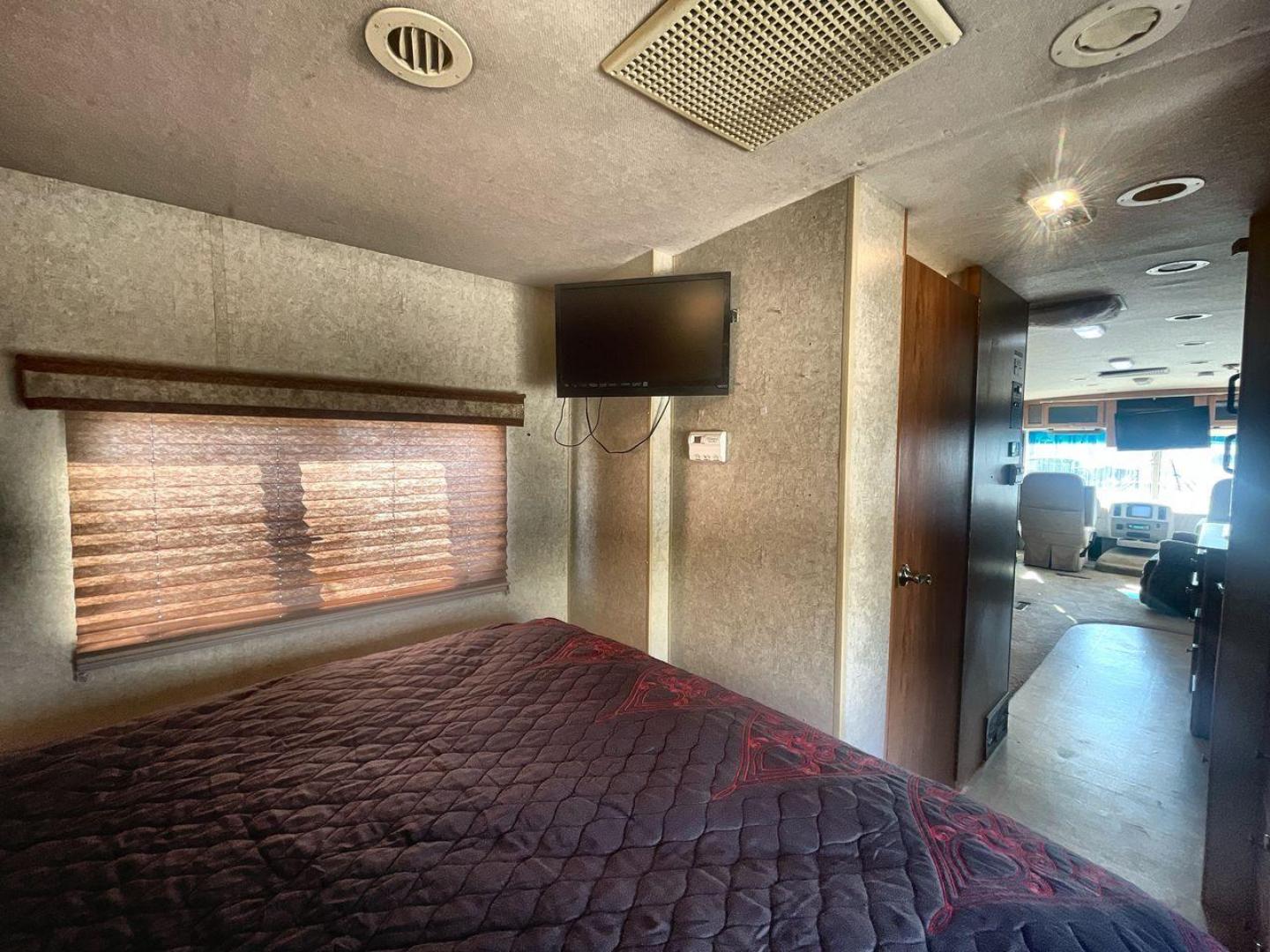 2007 WINNEBAGO VISTA 33T (1F6NF53Y670) , Length: 33.67 ft. | Gross Weight: 20,500 lbs, | Slides: 1 transmission, located at 4319 N Main St, Cleburne, TX, 76033, (817) 678-5133, 32.385960, -97.391212 - The 2007 Winnebago Vista 33T is a well-designed Class A motorhome offering a perfect combination of comfort, functionality, and style for your travels. With a length of 33 ft., it provides ample living space while remaining easy to maneuver on the road. The exterior of this 2007 Winnebago Vista 33T - Photo#17