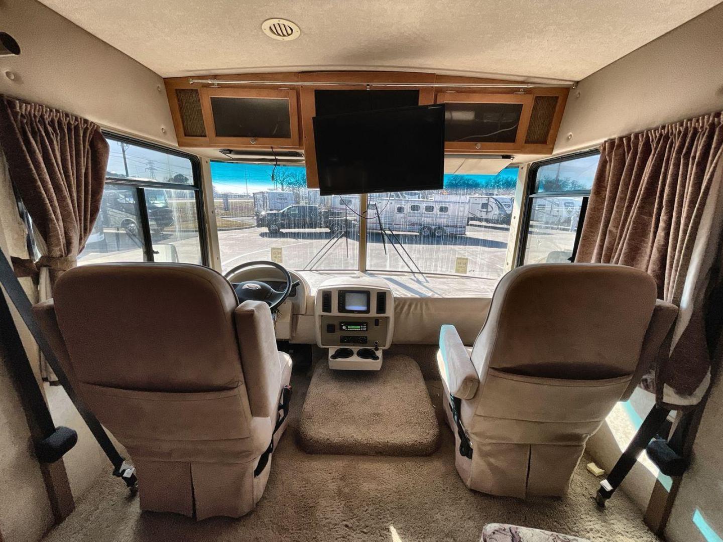 2007 WINNEBAGO VISTA 33T (1F6NF53Y670) , Length: 33.67 ft. | Gross Weight: 20,500 lbs, | Slides: 1 transmission, located at 4319 N Main St, Cleburne, TX, 76033, (817) 678-5133, 32.385960, -97.391212 - The 2007 Winnebago Vista 33T is a well-designed Class A motorhome offering a perfect combination of comfort, functionality, and style for your travels. With a length of 33 ft., it provides ample living space while remaining easy to maneuver on the road. The exterior of this 2007 Winnebago Vista 33T - Photo#18