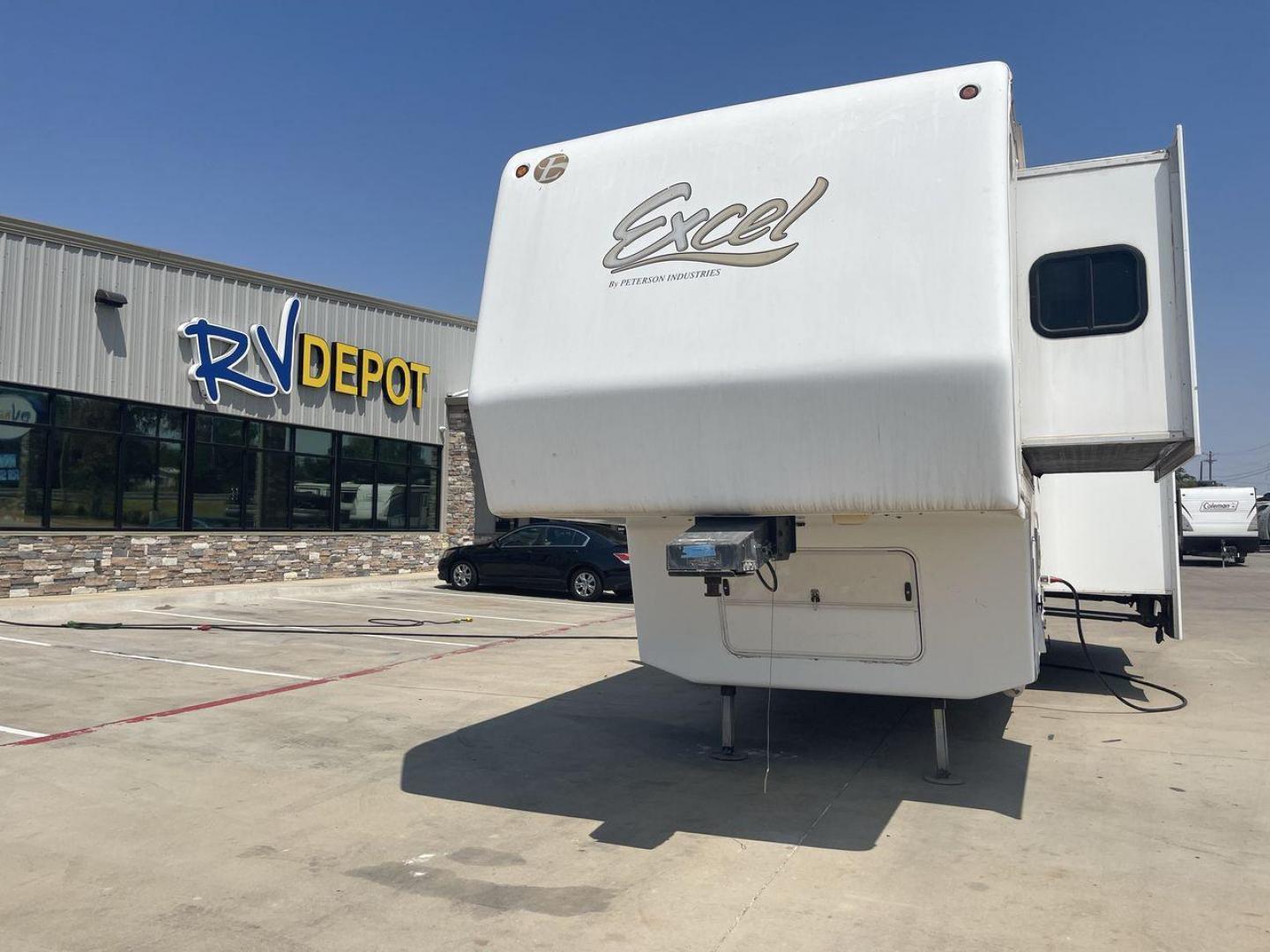 2008 WHITE EXCEL 33RSE - (1P9RF332781) , Length: 35.67 ft. | Dry Weight: 13,080 lbs. | Slides: 3 transmission, located at 4319 N Main St, Cleburne, TX, 76033, (817) 678-5133, 32.385960, -97.391212 - Photo#0