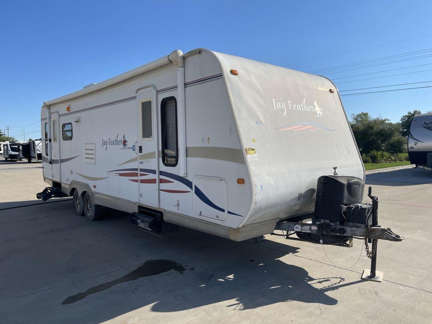 2008 WHITE JAY FEATHER 29D (1UJBJ02P381) , Length: 31.1 ft. | Dry Weight: 5,810 lbs. | Gross Weight: 7,350 lbs. | Slides: 1 transmission, located at 4319 N Main St, Cleburne, TX, 76033, (817) 678-5133, 32.385960, -97.391212 - Explore more reasons that emphasize the benefits of having this RV as your own. (1) It is lightweight and durable, thanks to its Aluminum Frame and Fiberglass body panels that are resistant to rust and corrosion. (2) It offers a smooth, attractive finish and additional weather resistance with it - Photo#17