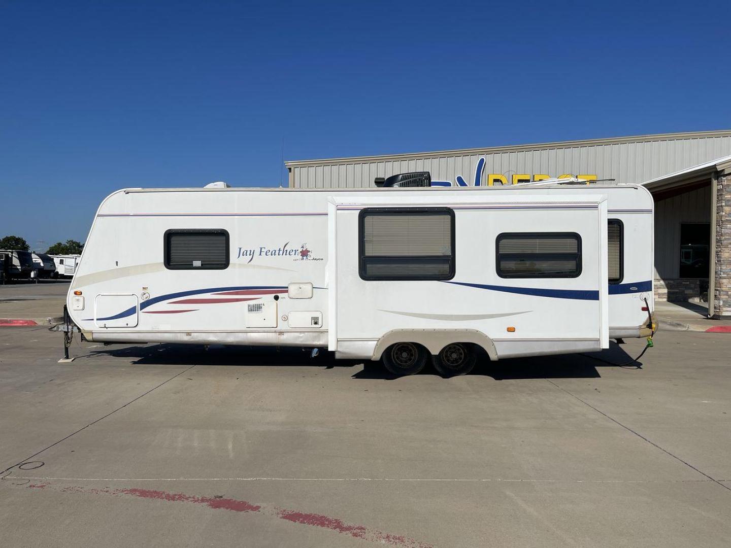 2008 WHITE JAY FEATHER 29D (1UJBJ02P381) , Length: 31.1 ft. | Dry Weight: 5,810 lbs. | Gross Weight: 7,350 lbs. | Slides: 1 transmission, located at 4319 N Main St, Cleburne, TX, 76033, (817) 678-5133, 32.385960, -97.391212 - Explore more reasons that emphasize the benefits of having this RV as your own. (1) It is lightweight and durable, thanks to its Aluminum Frame and Fiberglass body panels that are resistant to rust and corrosion. (2) It offers a smooth, attractive finish and additional weather resistance with it - Photo#24