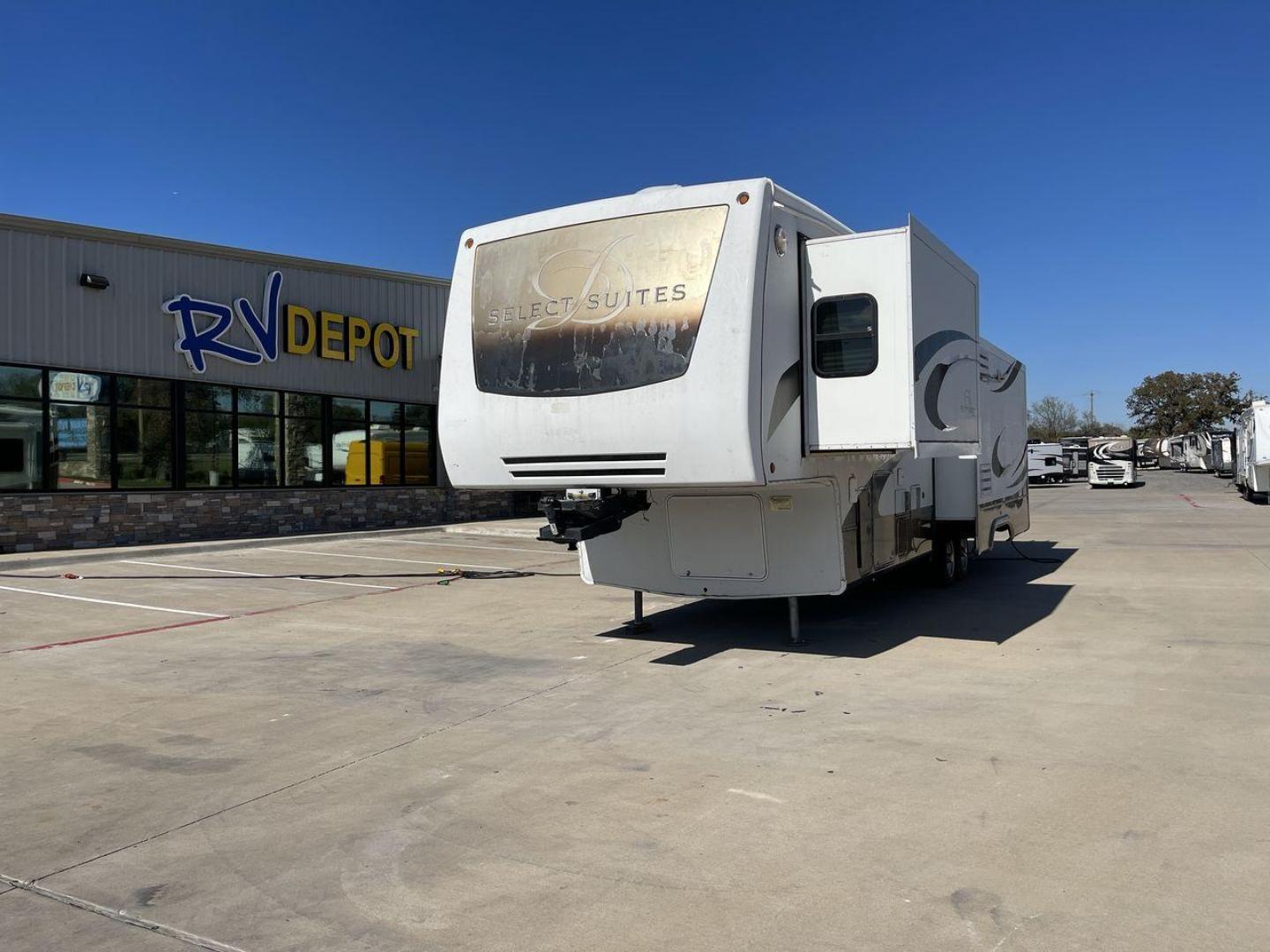 2008 WHITE SELECT SUITES 36RS3 (5KEFA362681) , Length: 36.75 ft. | Dry Weight: 13,000 lbs. | Gross Weight: 17,500 lbs. | Slides: 3 transmission, located at 4319 N Main St, Cleburne, TX, 76033, (817) 678-5133, 32.385960, -97.391212 - Photo#0