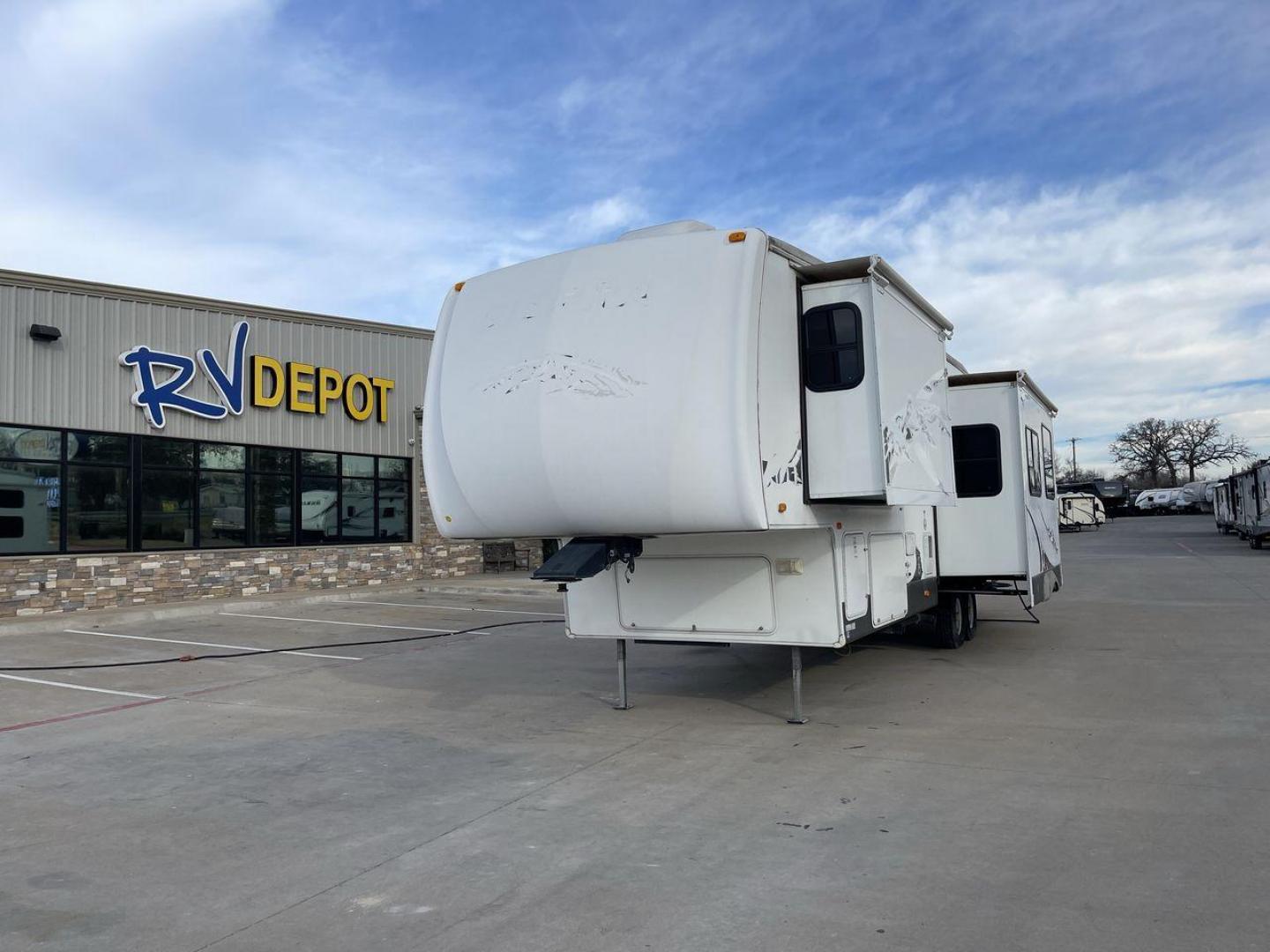 2008 WHITE SIERRA 316BHT - (4X4FSEG2X8J) , Length: 37.83 ft. | Dry Weight: 10,820 lbs. | Gross Weight: 14,180 lbs. | Slides: 3 transmission, located at 4319 N Main St, Cleburne, TX, 76033, (817) 678-5133, 32.385960, -97.391212 - Begin your RV adventure with the 2008 Forest River Sierra 316BHT, a travel trailer expertly designed to combine comfort and functionality, guaranteeing a memorable and delightful camping experience. This model is impressive at 37.83 feet long, offering a spacious and thoughtfully designed interior t - Photo#0