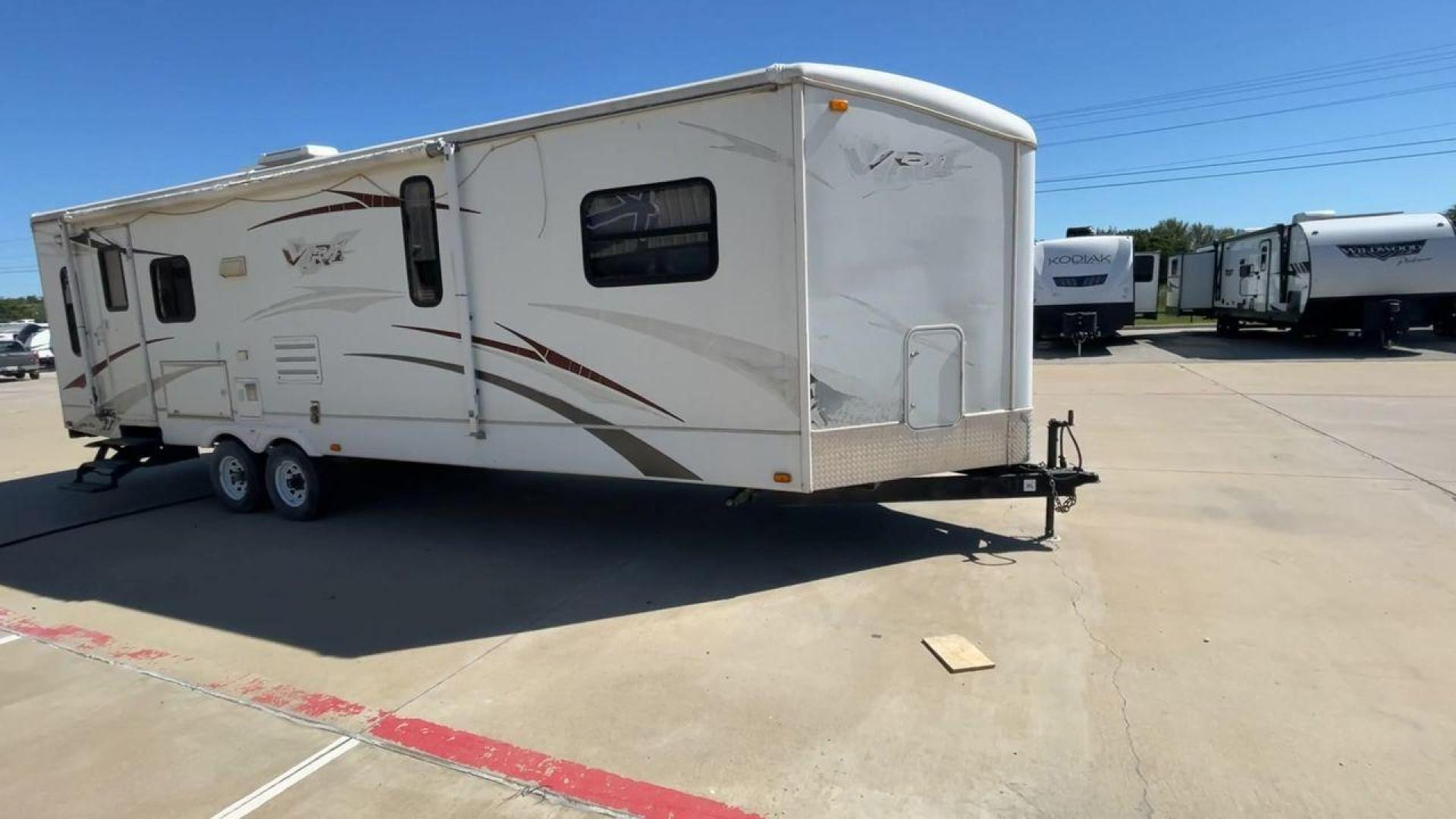 2008 WHITE VR-1 299RLS (4YDT299268V) , Length: 33 ft. | Dry Weight: 6,810 lbs. | Slides: 1 transmission, located at 4319 N Main St, Cleburne, TX, 76033, (817) 678-5133, 32.385960, -97.391212 - The 2008 VR-1 299RLS is a dual-axle steel wheel setup measuring 33 ft. long and 11.17 ft. tall. It has a dry weight of 6,810 lbs. and a payload capacity of 2,805 lbs. It also has a hitch weight of 815 lbs. It includes one slide and one power awning. This travel trailer features a rear living floorpl - Photo#3