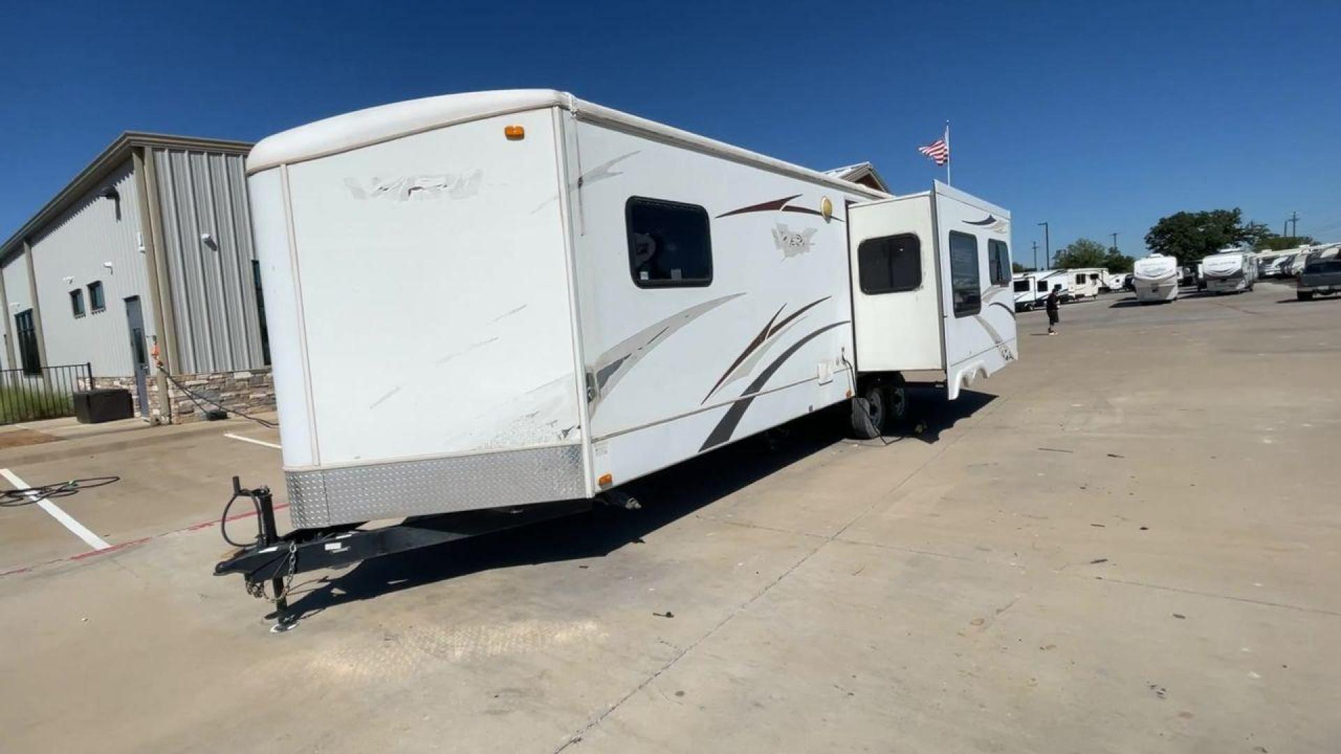 2008 WHITE VR-1 299RLS (4YDT299268V) , Length: 33 ft. | Dry Weight: 6,810 lbs. | Slides: 1 transmission, located at 4319 N Main St, Cleburne, TX, 76033, (817) 678-5133, 32.385960, -97.391212 - The 2008 VR-1 299RLS is a dual-axle steel wheel setup measuring 33 ft. long and 11.17 ft. tall. It has a dry weight of 6,810 lbs. and a payload capacity of 2,805 lbs. It also has a hitch weight of 815 lbs. It includes one slide and one power awning. This travel trailer features a rear living floorpl - Photo#5