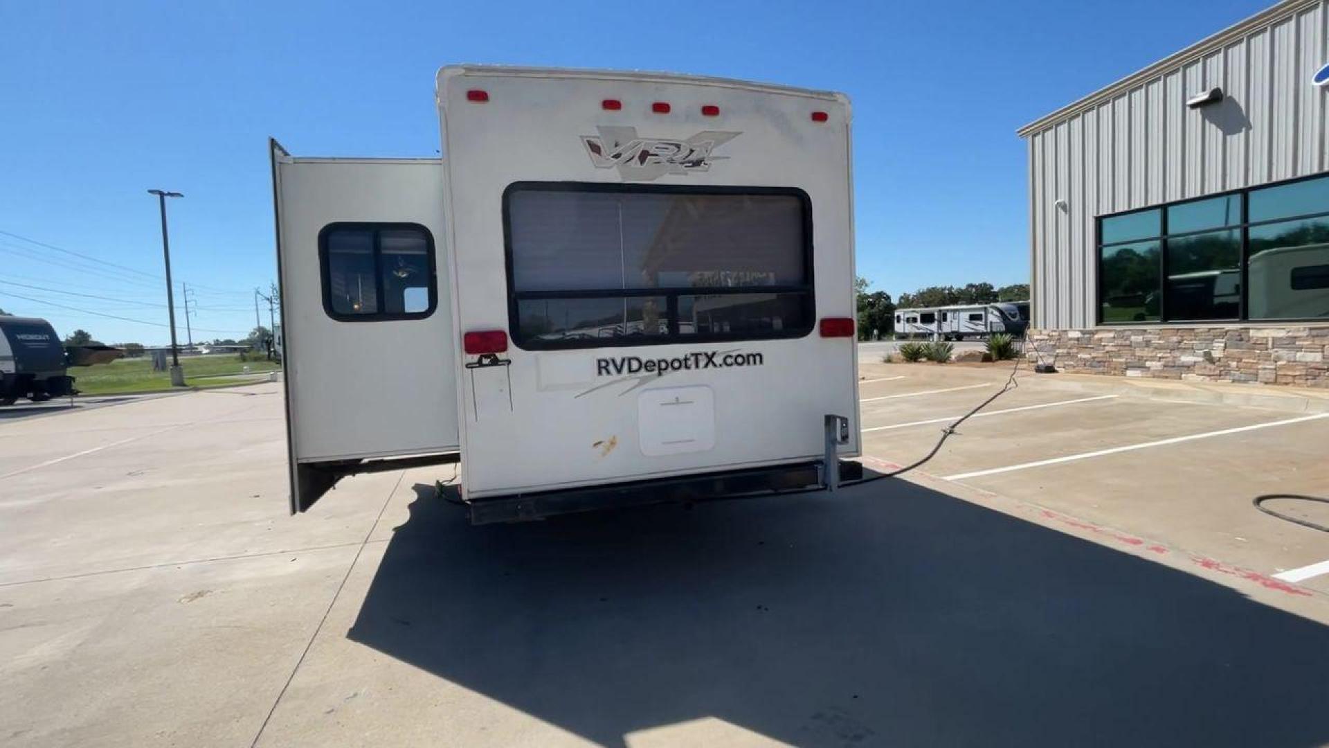 2008 WHITE VR-1 299RLS (4YDT299268V) , Length: 33 ft. | Dry Weight: 6,810 lbs. | Slides: 1 transmission, located at 4319 N Main St, Cleburne, TX, 76033, (817) 678-5133, 32.385960, -97.391212 - The 2008 VR-1 299RLS is a dual-axle steel wheel setup measuring 33 ft. long and 11.17 ft. tall. It has a dry weight of 6,810 lbs. and a payload capacity of 2,805 lbs. It also has a hitch weight of 815 lbs. It includes one slide and one power awning. This travel trailer features a rear living floorpl - Photo#8