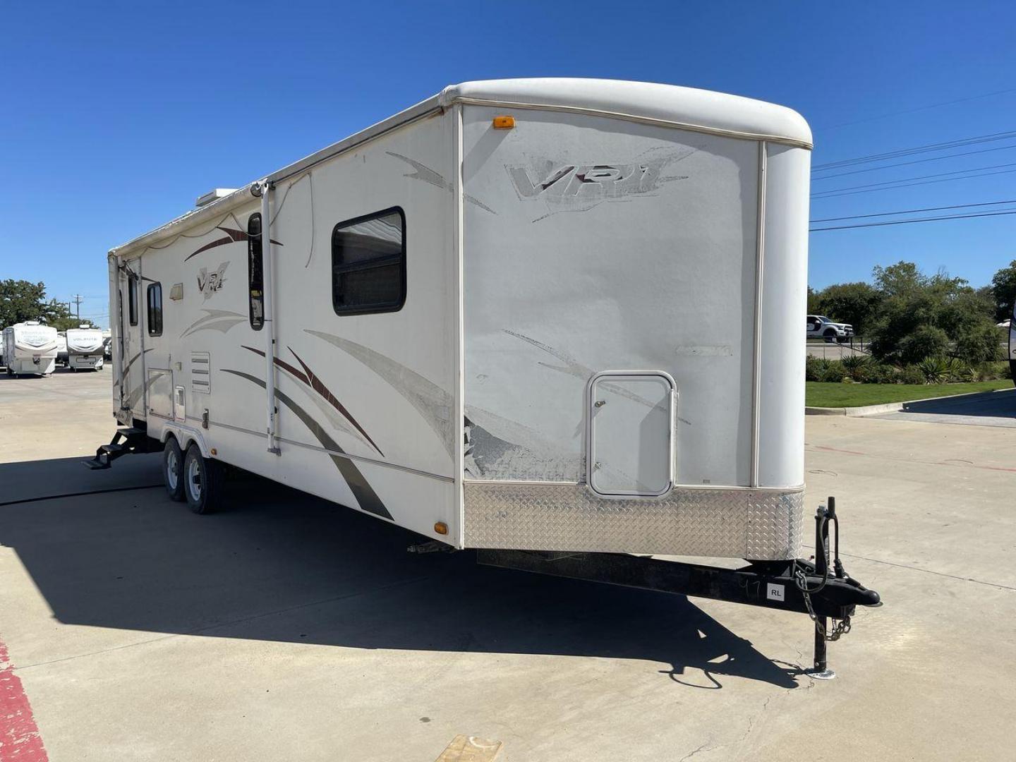 2008 WHITE VR-1 299RLS (4YDT299268V) , Length: 33 ft. | Dry Weight: 6,810 lbs. | Slides: 1 transmission, located at 4319 N Main St, Cleburne, TX, 76033, (817) 678-5133, 32.385960, -97.391212 - The 2008 VR-1 299RLS is a dual-axle steel wheel setup measuring 33 ft. long and 11.17 ft. tall. It has a dry weight of 6,810 lbs. and a payload capacity of 2,805 lbs. It also has a hitch weight of 815 lbs. It includes one slide and one power awning. This travel trailer features a rear living floorpl - Photo#22