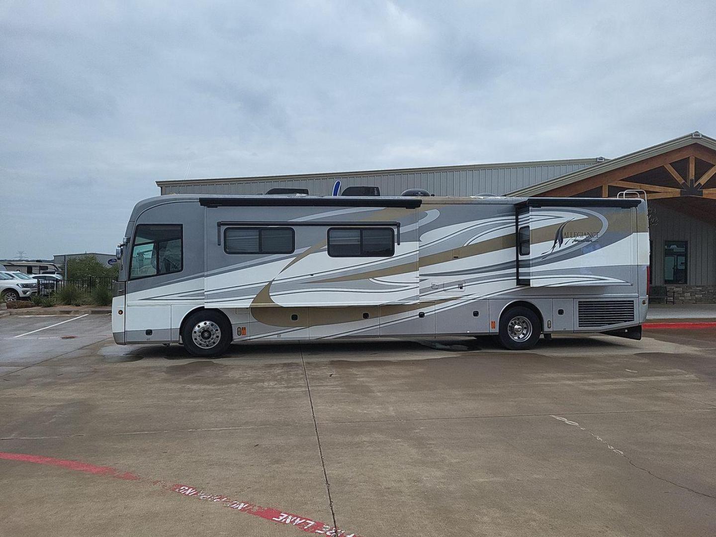 2009 WHITE FLEETWOOD AMERICAN ALLEGIANCE 40X (4VZBR1D9X9C) , Length: 40.96 ft. | Gross Weight: 34,600 lbs. | Slides: 3 transmission, located at 4319 N Main St, Cleburne, TX, 76033, (817) 678-5133, 32.385960, -97.391212 - The 2009 American Coach Allegiance 40X is a luxurious Class A motorhome that offers a blend of comfort and functionality for long-term travel. This motorhome is approximately 40 feet in length and features three slide-outs to maximize living space. It is equipped with a 400HP Cummins diesel engine, - Photo#1