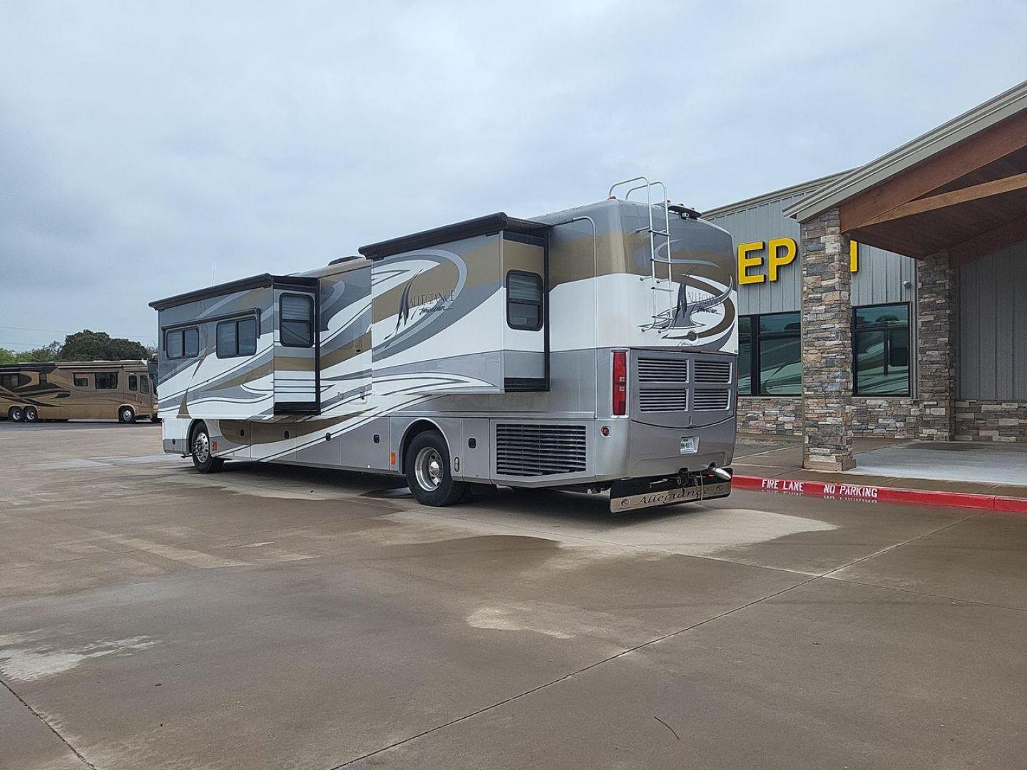 2009 WHITE FLEETWOOD AMERICAN ALLEGIANCE 40X (4VZBR1D9X9C) , Length: 40.96 ft. | Gross Weight: 34,600 lbs. | Slides: 3 transmission, located at 4319 N Main St, Cleburne, TX, 76033, (817) 678-5133, 32.385960, -97.391212 - The 2009 American Coach Allegiance 40X is a luxurious Class A motorhome that offers a blend of comfort and functionality for long-term travel. This motorhome is approximately 40 feet in length and features three slide-outs to maximize living space. It is equipped with a 400HP Cummins diesel engine, - Photo#2