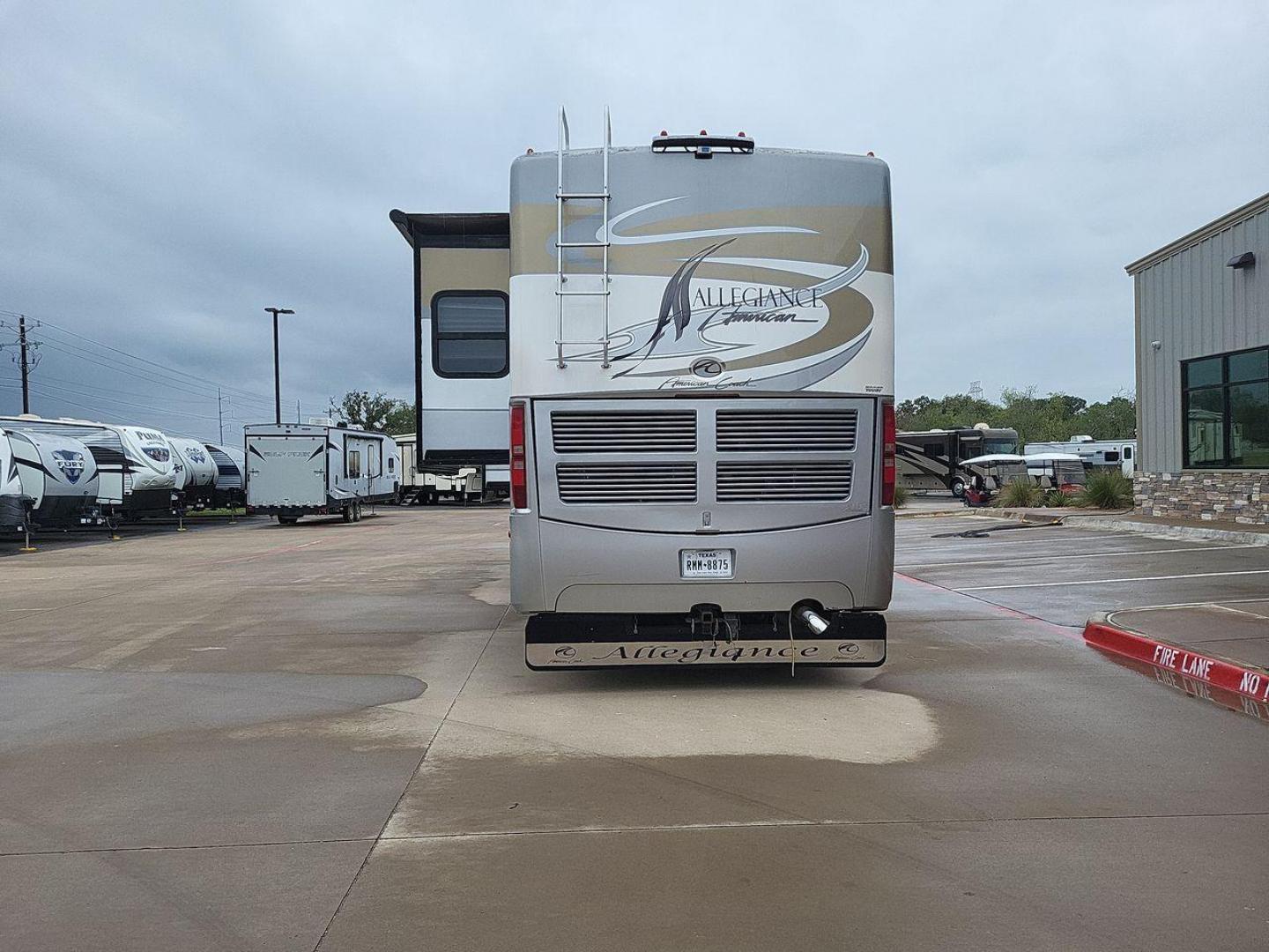 2009 WHITE FLEETWOOD AMERICAN ALLEGIANCE 40X (4VZBR1D9X9C) , Length: 40.96 ft. | Gross Weight: 34,600 lbs. | Slides: 3 transmission, located at 4319 N Main St, Cleburne, TX, 76033, (817) 678-5133, 32.385960, -97.391212 - The 2009 American Coach Allegiance 40X is a luxurious Class A motorhome that offers a blend of comfort and functionality for long-term travel. This motorhome is approximately 40 feet in length and features three slide-outs to maximize living space. It is equipped with a 400HP Cummins diesel engine, - Photo#3