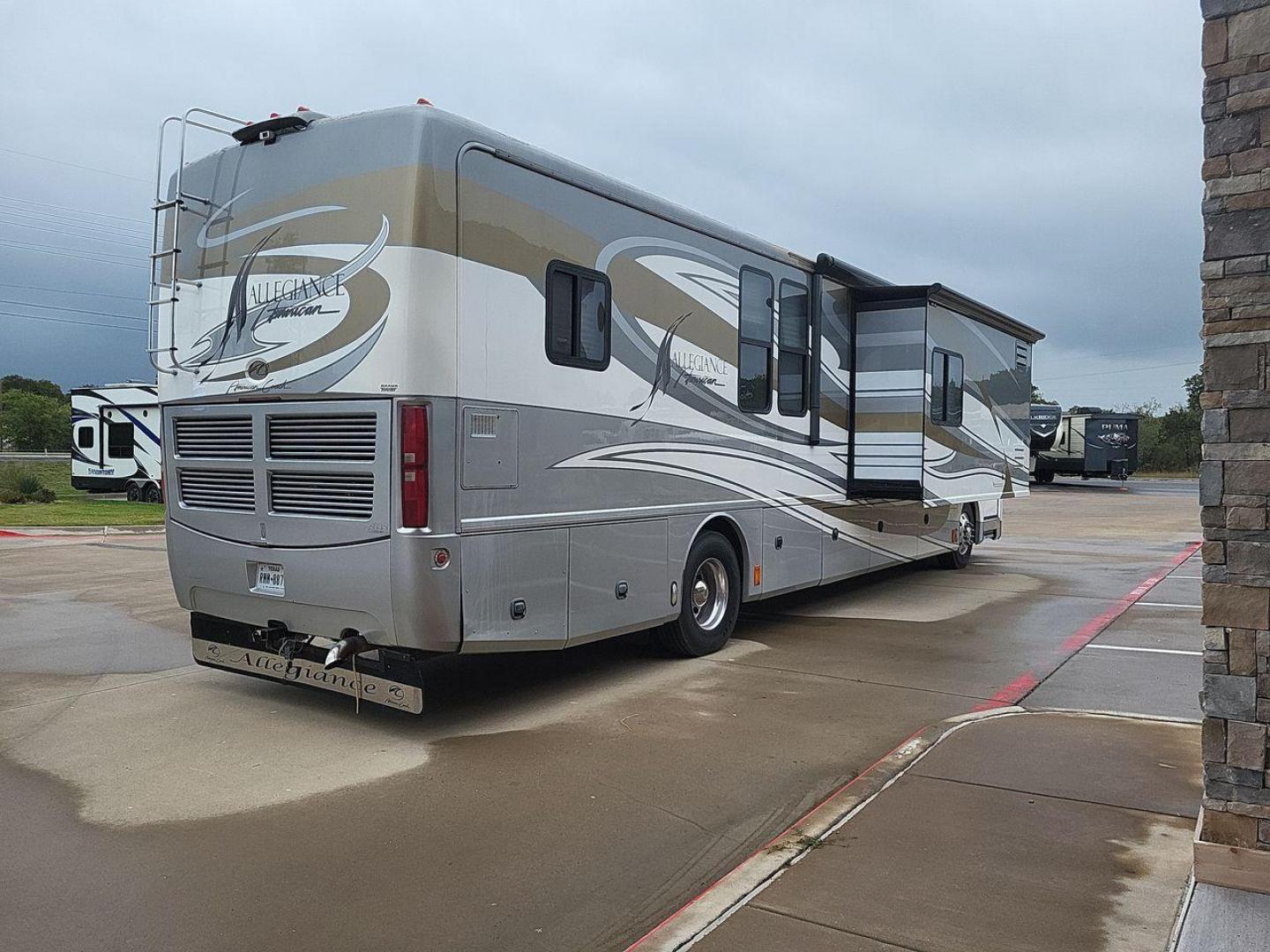 2009 WHITE FLEETWOOD AMERICAN ALLEGIANCE 40X (4VZBR1D9X9C) , Length: 40.96 ft. | Gross Weight: 34,600 lbs. | Slides: 3 transmission, located at 4319 N Main St, Cleburne, TX, 76033, (817) 678-5133, 32.385960, -97.391212 - The 2009 American Coach Allegiance 40X is a luxurious Class A motorhome that offers a blend of comfort and functionality for long-term travel. This motorhome is approximately 40 feet in length and features three slide-outs to maximize living space. It is equipped with a 400HP Cummins diesel engine, - Photo#4