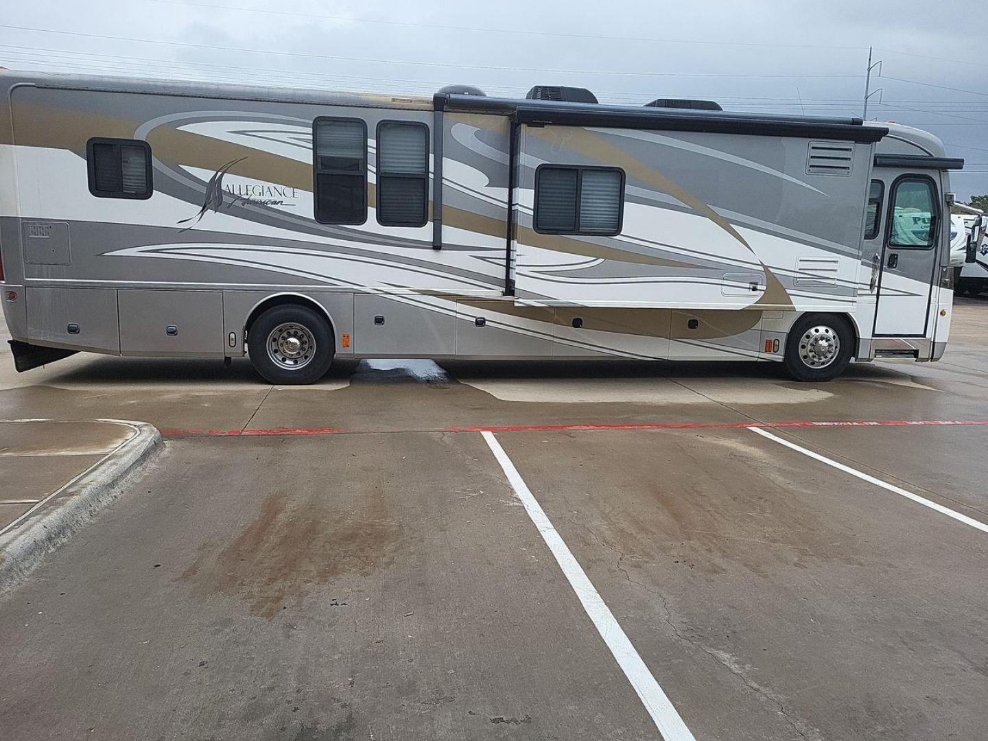 2009 WHITE FLEETWOOD AMERICAN ALLEGIANCE 40X (4VZBR1D9X9C) , Length: 40.96 ft. | Gross Weight: 34,600 lbs. | Slides: 3 transmission, located at 4319 N Main St, Cleburne, TX, 76033, (817) 678-5133, 32.385960, -97.391212 - The 2009 American Coach Allegiance 40X is a luxurious Class A motorhome that offers a blend of comfort and functionality for long-term travel. This motorhome is approximately 40 feet in length and features three slide-outs to maximize living space. It is equipped with a 400HP Cummins diesel engine, - Photo#5