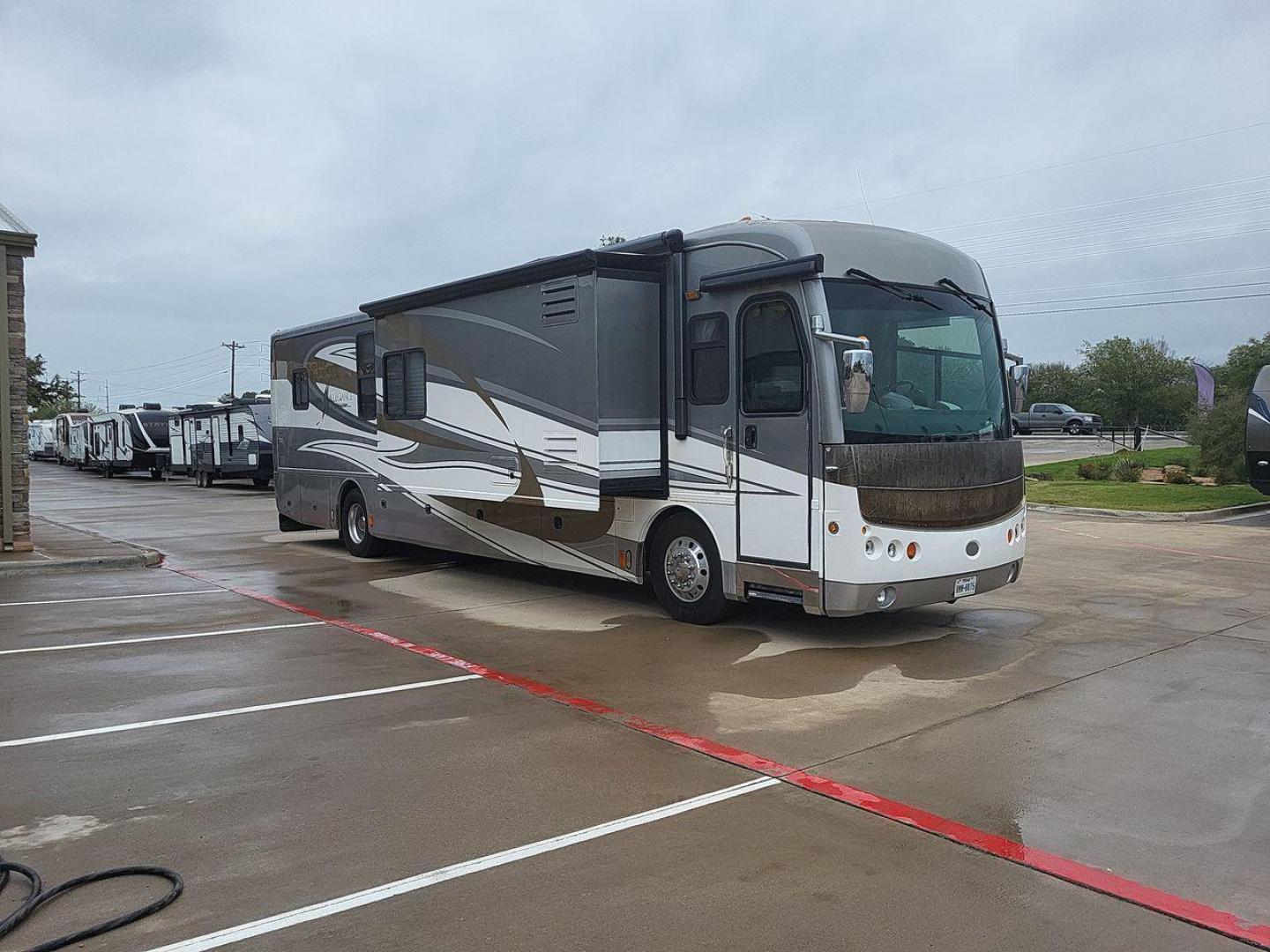 2009 WHITE FLEETWOOD AMERICAN ALLEGIANCE 40X (4VZBR1D9X9C) , Length: 40.96 ft. | Gross Weight: 34,600 lbs. | Slides: 3 transmission, located at 4319 N Main St, Cleburne, TX, 76033, (817) 678-5133, 32.385960, -97.391212 - The 2009 American Coach Allegiance 40X is a luxurious Class A motorhome that offers a blend of comfort and functionality for long-term travel. This motorhome is approximately 40 feet in length and features three slide-outs to maximize living space. It is equipped with a 400HP Cummins diesel engine, - Photo#6