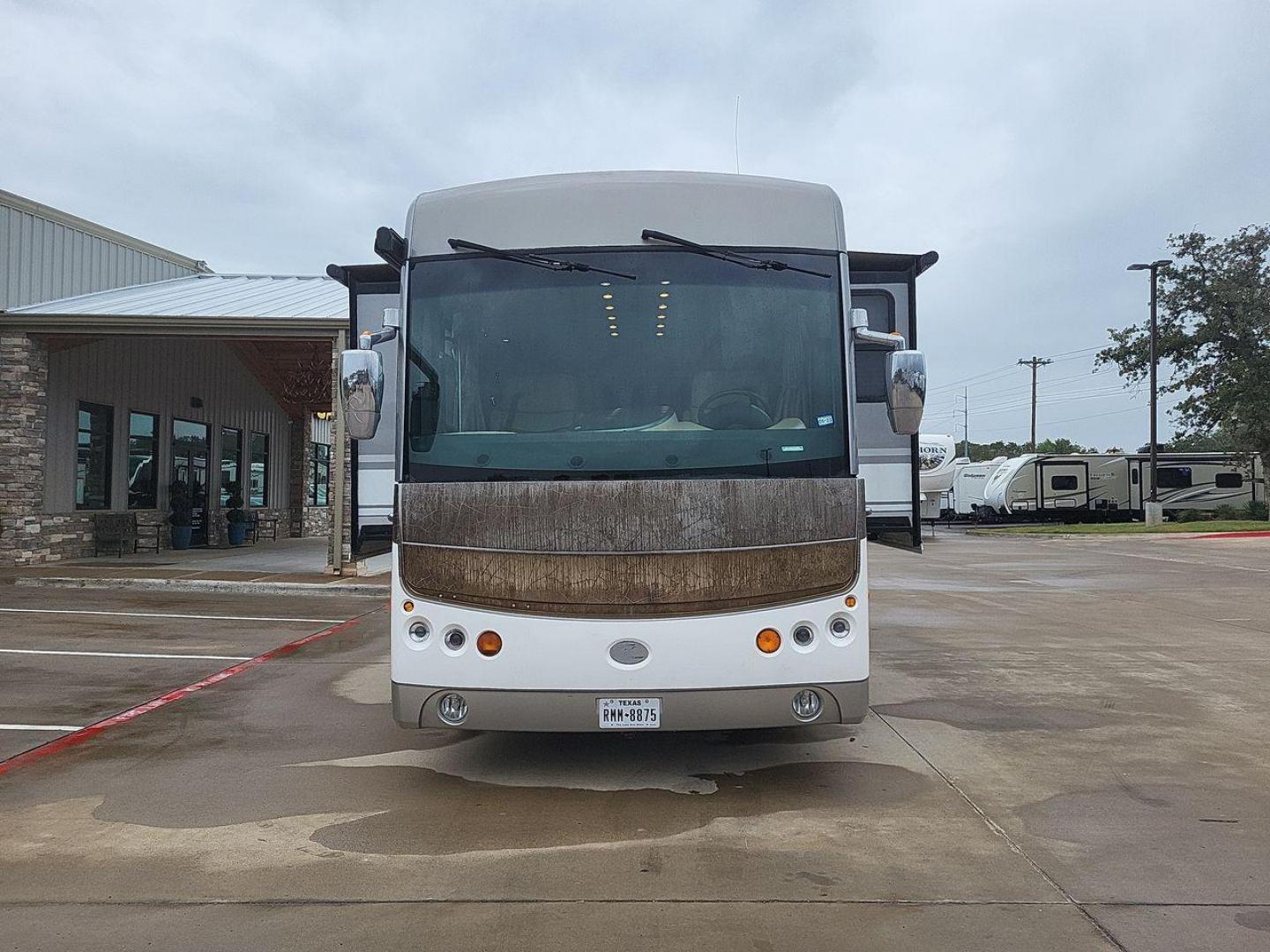 2009 WHITE FLEETWOOD AMERICAN ALLEGIANCE 40X (4VZBR1D9X9C) , Length: 40.96 ft. | Gross Weight: 34,600 lbs. | Slides: 3 transmission, located at 4319 N Main St, Cleburne, TX, 76033, (817) 678-5133, 32.385960, -97.391212 - The 2009 American Coach Allegiance 40X is a luxurious Class A motorhome that offers a blend of comfort and functionality for long-term travel. This motorhome is approximately 40 feet in length and features three slide-outs to maximize living space. It is equipped with a 400HP Cummins diesel engine, - Photo#7