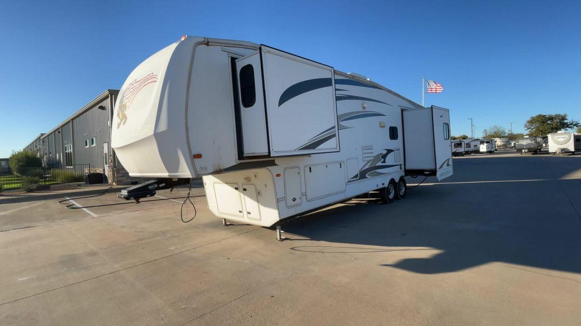 2009 FOREST RIVER CARDINAL 37RL - (4X4FCAJ299G) , located at 4319 N Main St, Cleburne, TX, 76033, (817) 678-5133, 32.385960, -97.391212 - Photo#5