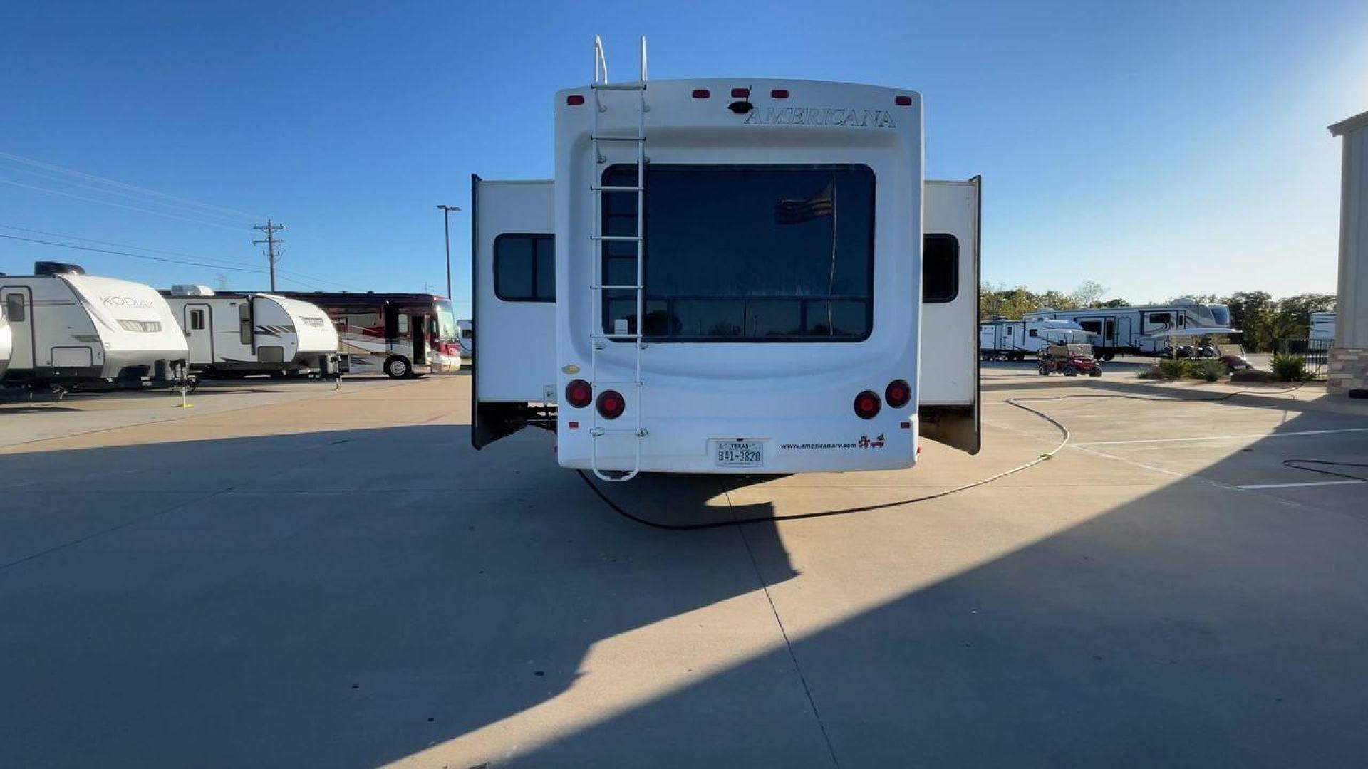 2009 FOREST RIVER CARDINAL 37RL - (4X4FCAJ299G) , located at 4319 N Main St, Cleburne, TX, 76033, (817) 678-5133, 32.385960, -97.391212 - Photo#8