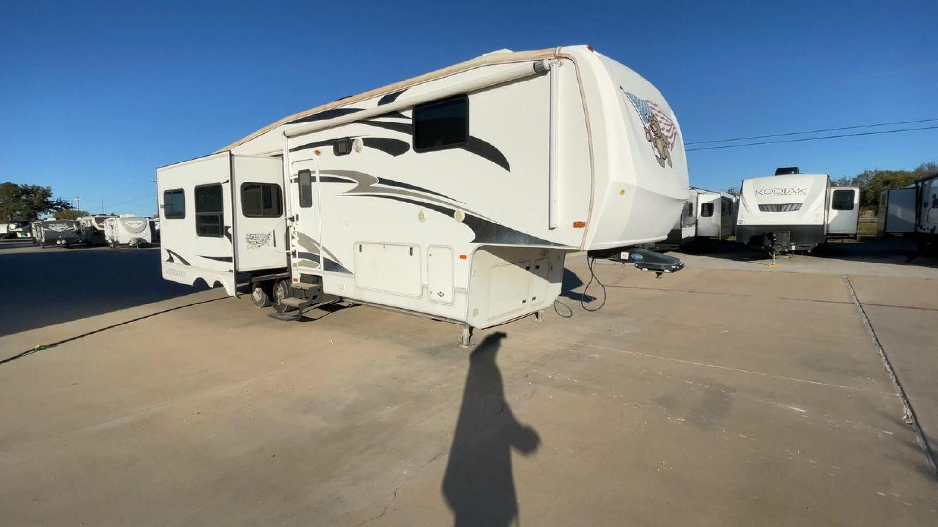 2009 FOREST RIVER CARDINAL 37RL - (4X4FCAJ299G) , located at 4319 N Main St, Cleburne, TX, 76033, (817) 678-5133, 32.385960, -97.391212 - Photo#3