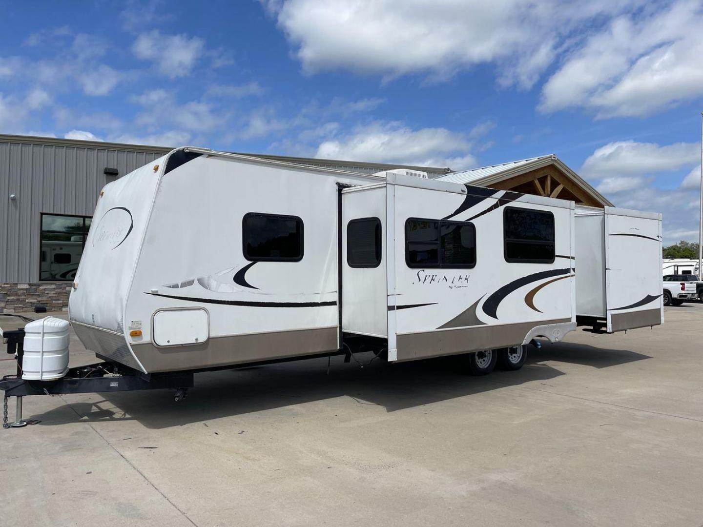 2009 KEYSTONE SPRINTER 311BHS (4YDT3112291) , Length: 35.33 ft | Dry Weight: 8,140 lbs. | Gross Weight: 11,185 lbs | Slides: 2 transmission, located at 4319 N Main St, Cleburne, TX, 76033, (817) 678-5133, 32.385960, -97.391212 - Indulge in the ultimate in cozy and memorable camping with the 2009 Keystone Sprinter 311BHS. This 35-foot travel trailer perfectly blends functionality and style to offer a comfortable and practical haven for families and friends. With a dry weight of 8,140 lbs., the Sprinter 311BHS is a lightweigh - Photo#22