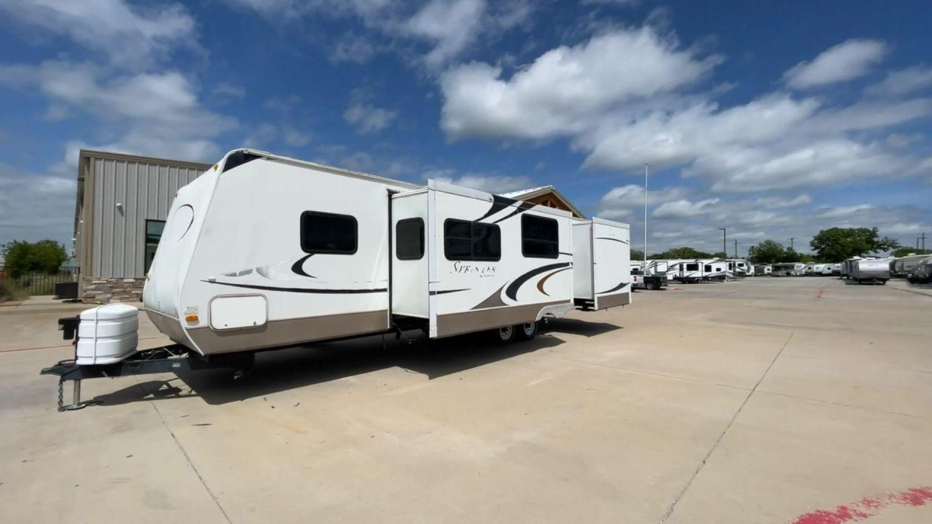 2009 KEYSTONE SPRINTER 311BHS (4YDT3112291) , Length: 35.33 ft | Dry Weight: 8,140 lbs. | Gross Weight: 11,185 lbs | Slides: 2 transmission, located at 4319 N Main St, Cleburne, TX, 76033, (817) 678-5133, 32.385960, -97.391212 - Indulge in the ultimate in cozy and memorable camping with the 2009 Keystone Sprinter 311BHS. This 35-foot travel trailer perfectly blends functionality and style to offer a comfortable and practical haven for families and friends. With a dry weight of 8,140 lbs., the Sprinter 311BHS is a lightweigh - Photo#5