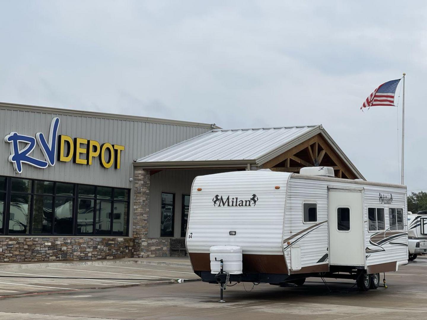 2009 MILAN 29BHSG (5LZBL2929AR) , Length: 34 ft | Dry Weight: 7,200 lbs | Slides: 1 transmission, located at 4319 N Main St, Cleburne, TX, 76033, (817) 678-5133, 32.385960, -97.391212 - Photo#0